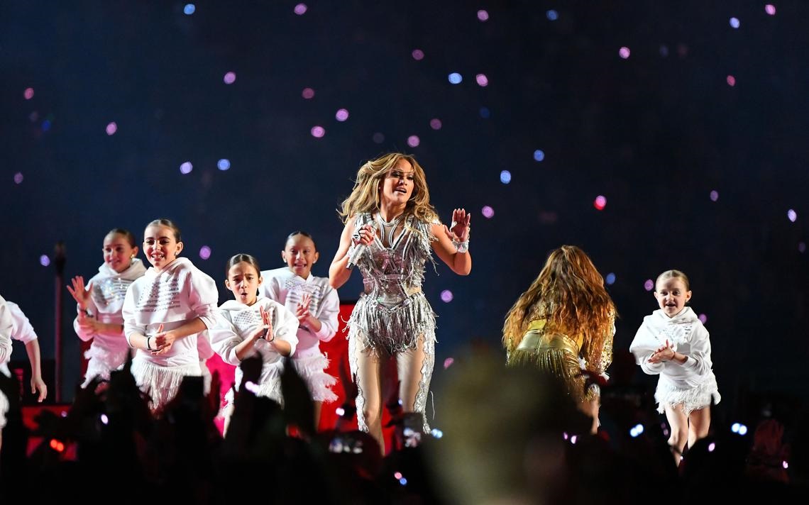 Trang phục tua rua ánh bạc của ca sĩ Jennifer Lopez trên sân khấu super bowl