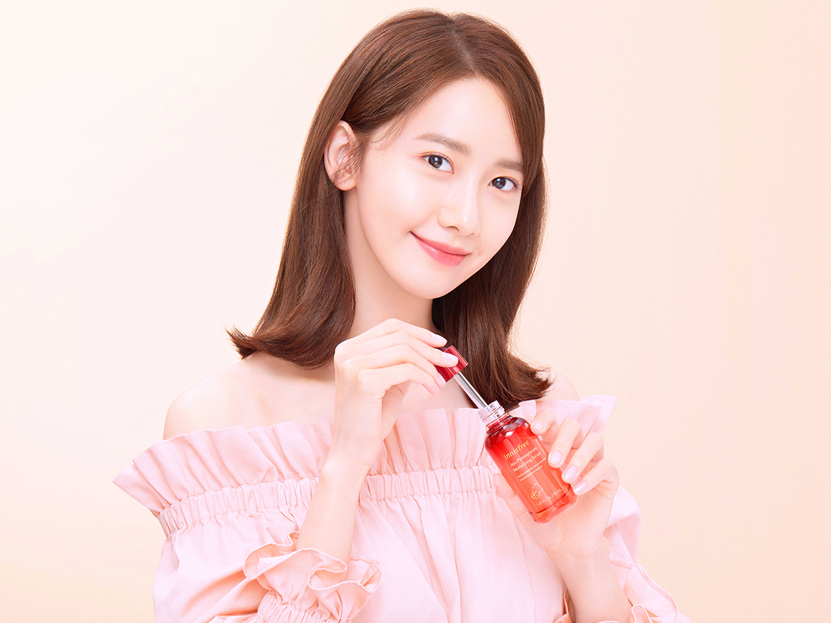 Yoona cùng với Bộ sản phẩm innisfree Jeju Pomegranate Revitalizing Serum Special Set