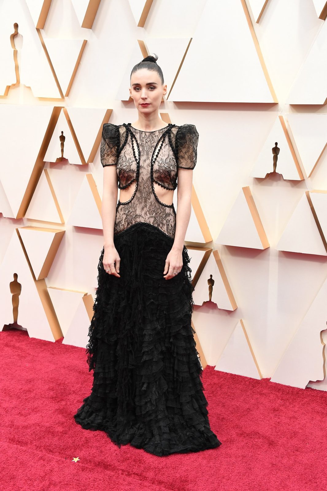 rooney mara mặc đầm alexander mcqueen tham dự thảm đỏ oscar 2020