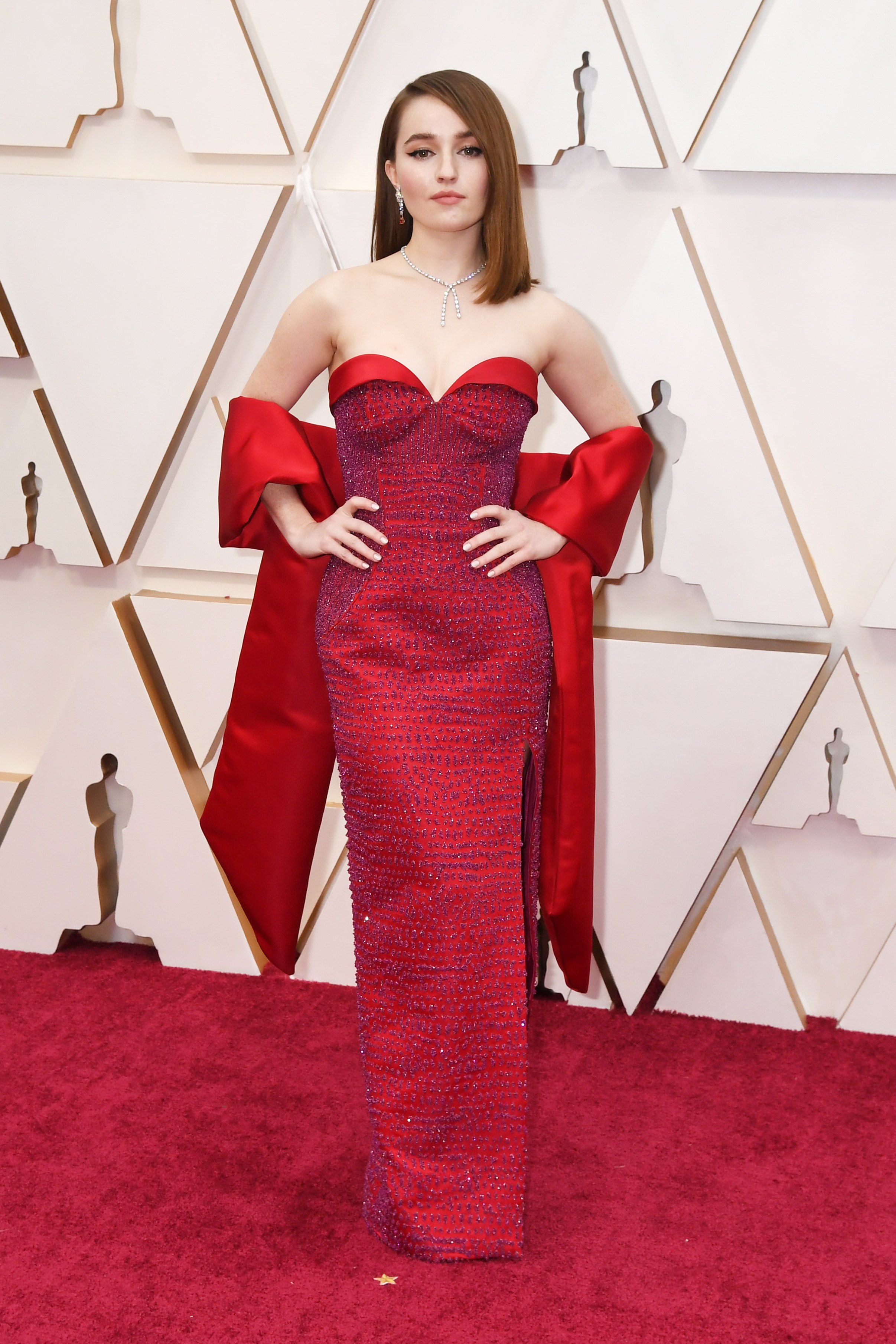 thảm đỏ oscar 2020 Kaitlin Dever đầm quây đỏ Louis Vuitton