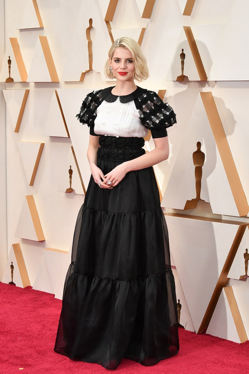 thảm đỏ oscar 2020 Lucy Boynton đầm trắng đen Chanel