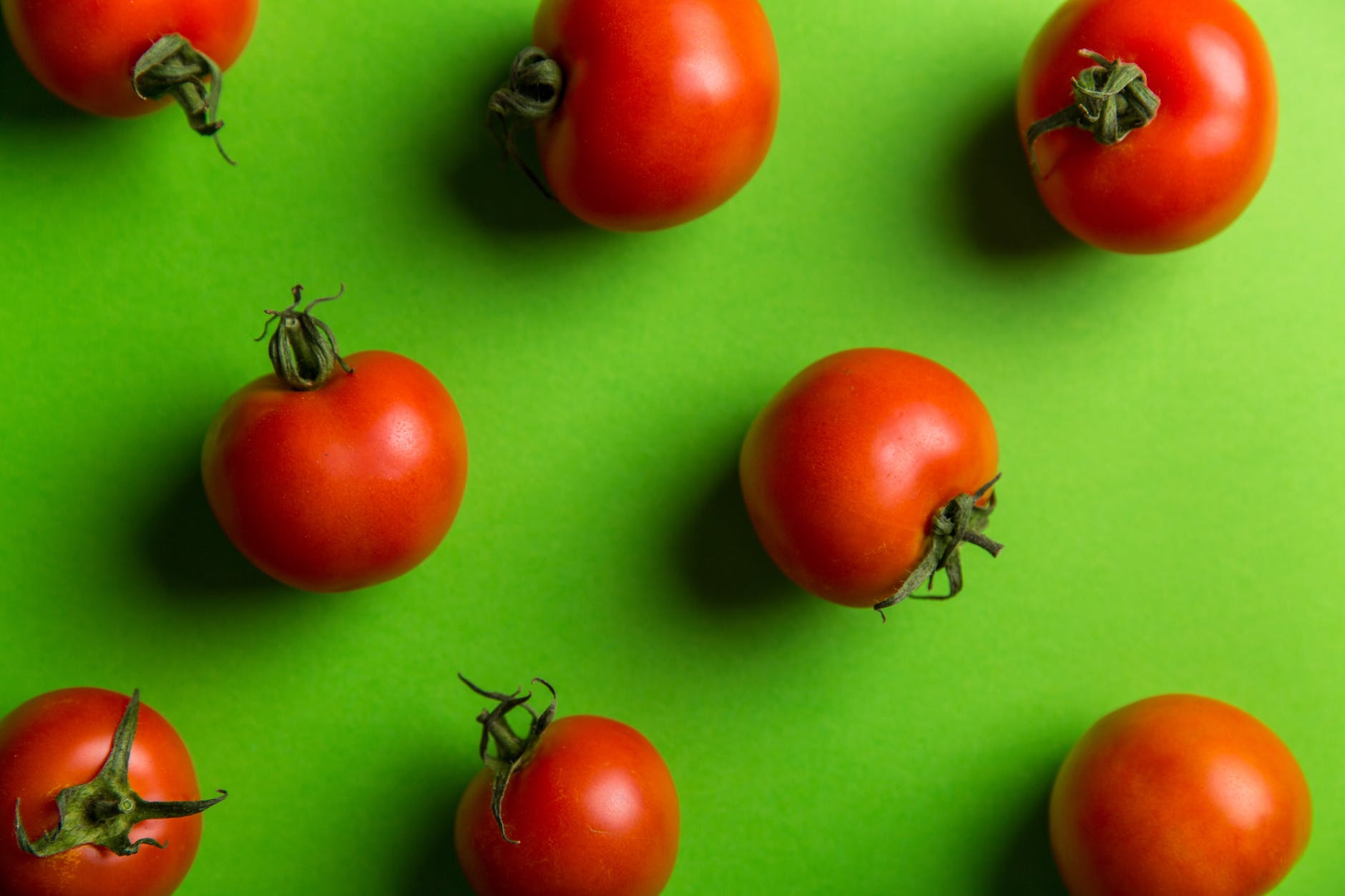 Thực phẩm làm trắng da-Những trái cà chua trên nền xanh.