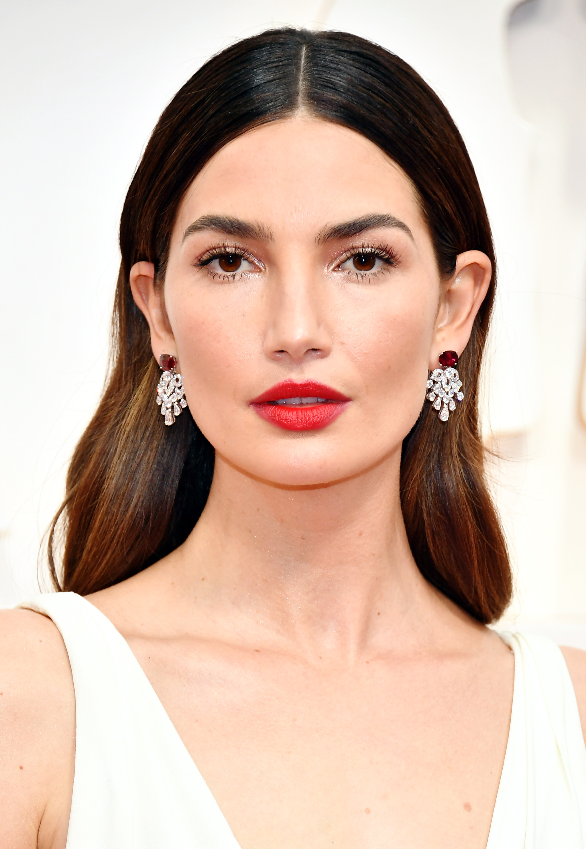 Lily Aldridge radiates with outstanding makeup style at the Oscar 2020 red carpet.