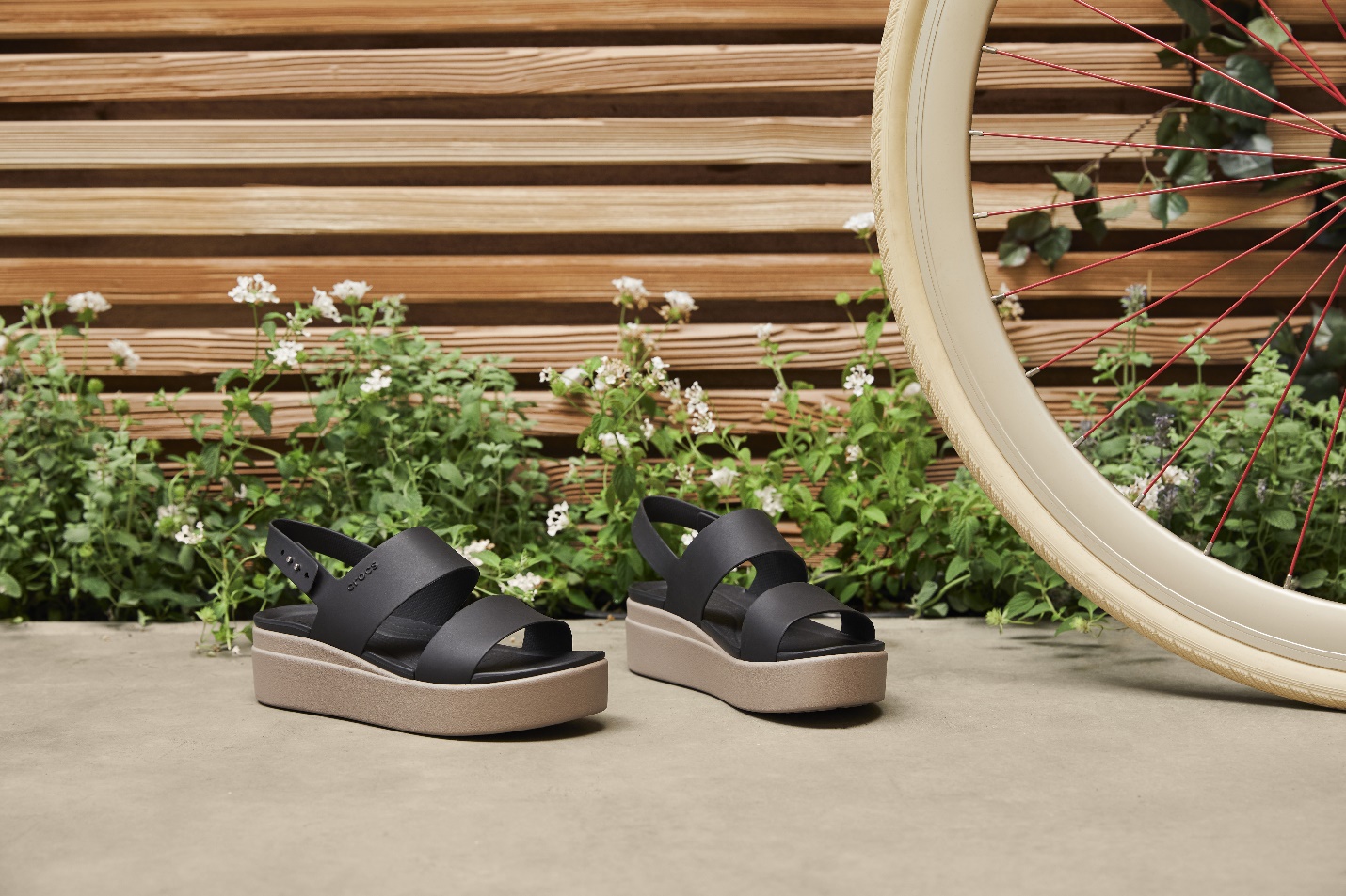 Một mẫu platform sandals màu đen trong BST Crocs Brooklyn phù hợp cho nhiều kiểu trang phục khác nhau