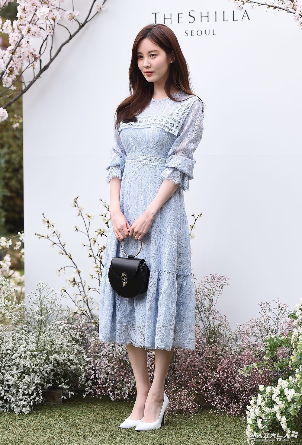 SNSD Seohyun nữ tính trong bộ đầm ren màu xanh nhạt