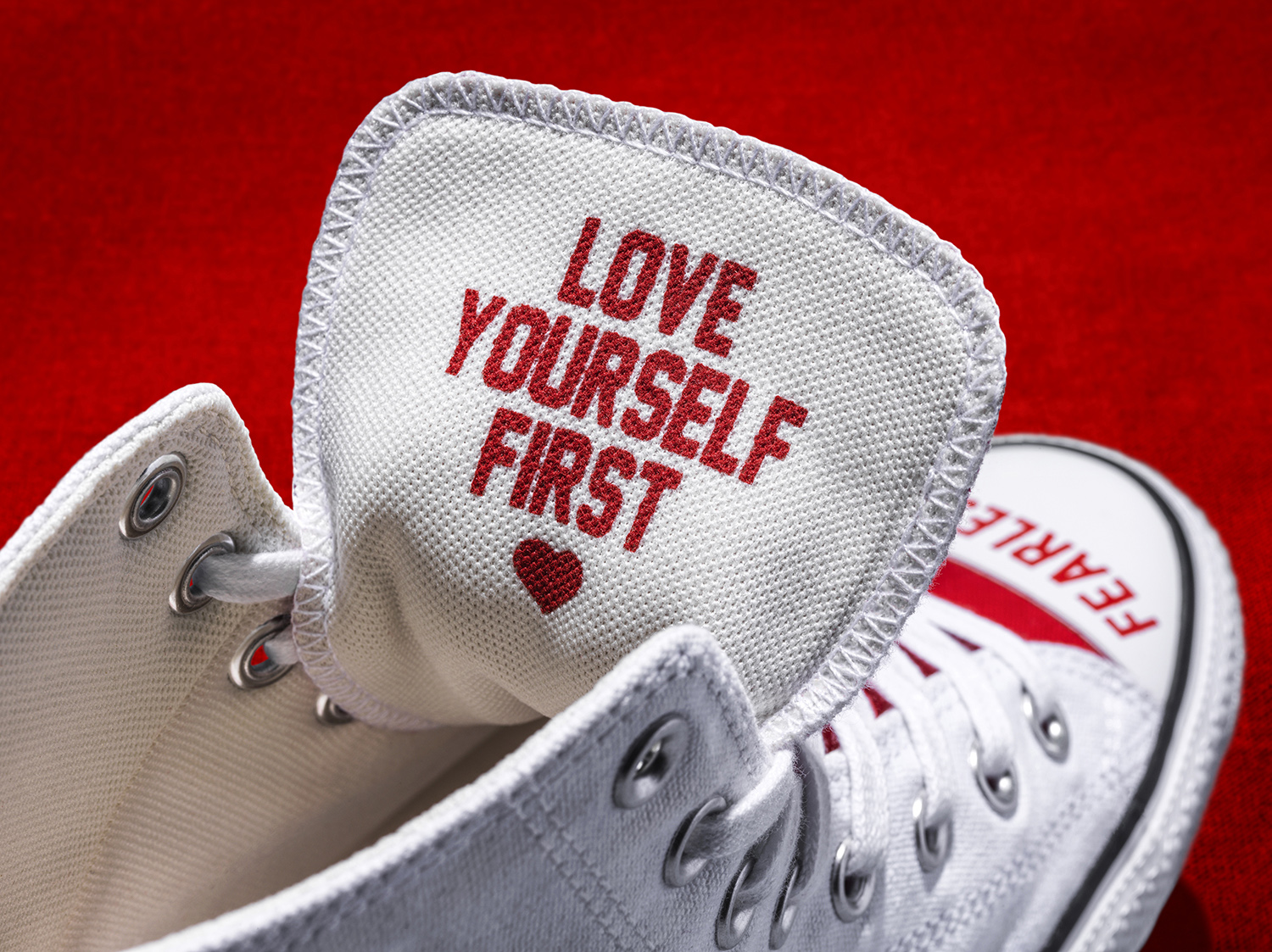 converse love fearlessly thông điệp love yourself first trên lưỡi giày