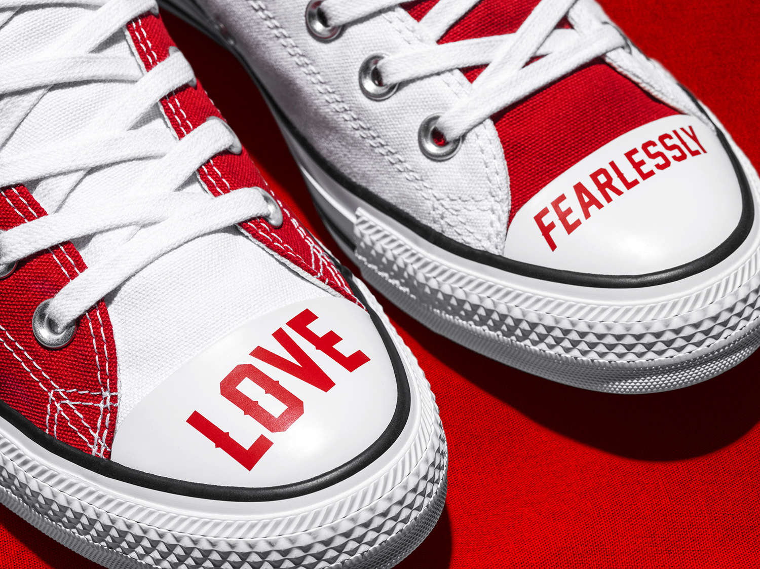 converse love fearlessly thông điệp trên mũi giày