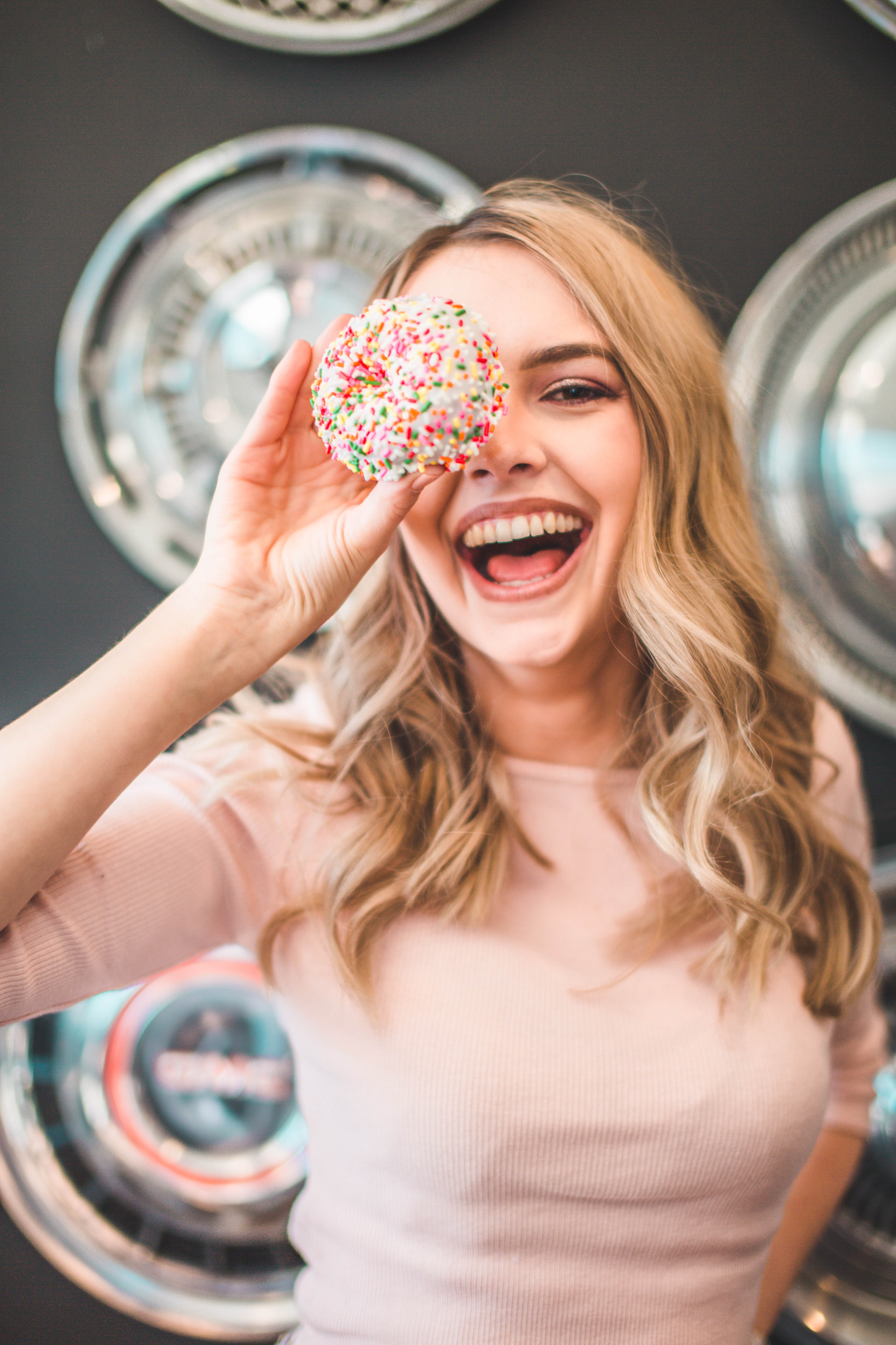 cô gái nạm bánh donut