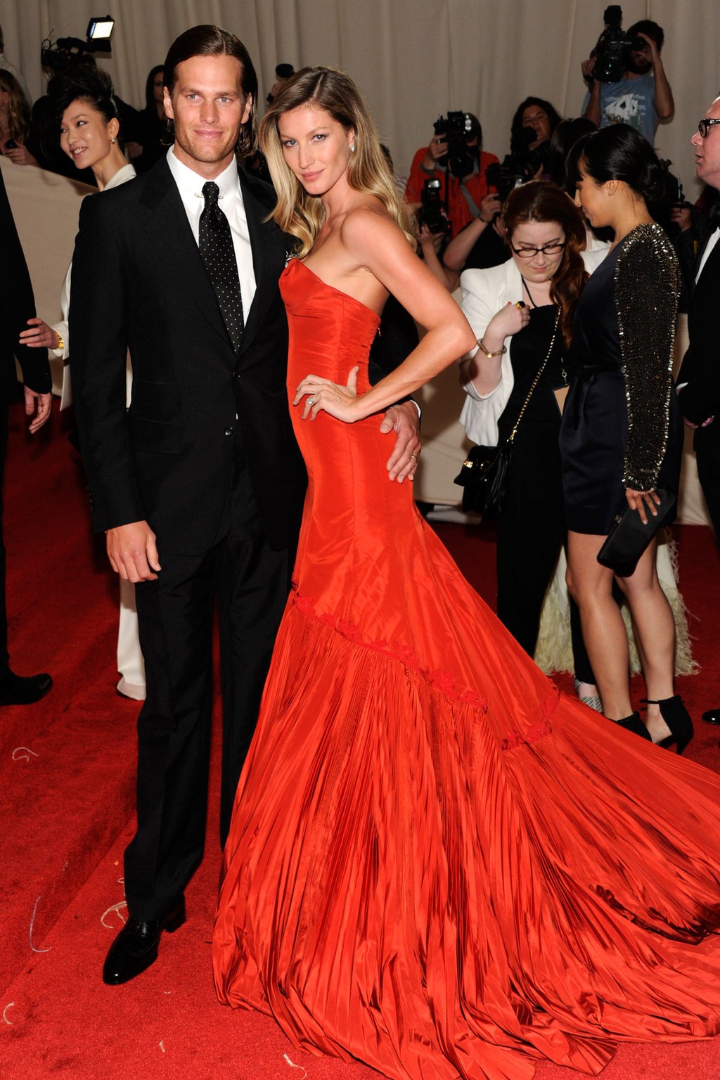 Gisele Bündchen trong chiếc đầm dạ hội tông đỏ lộng lẫy trên thảm đỏ Met Gala 2011