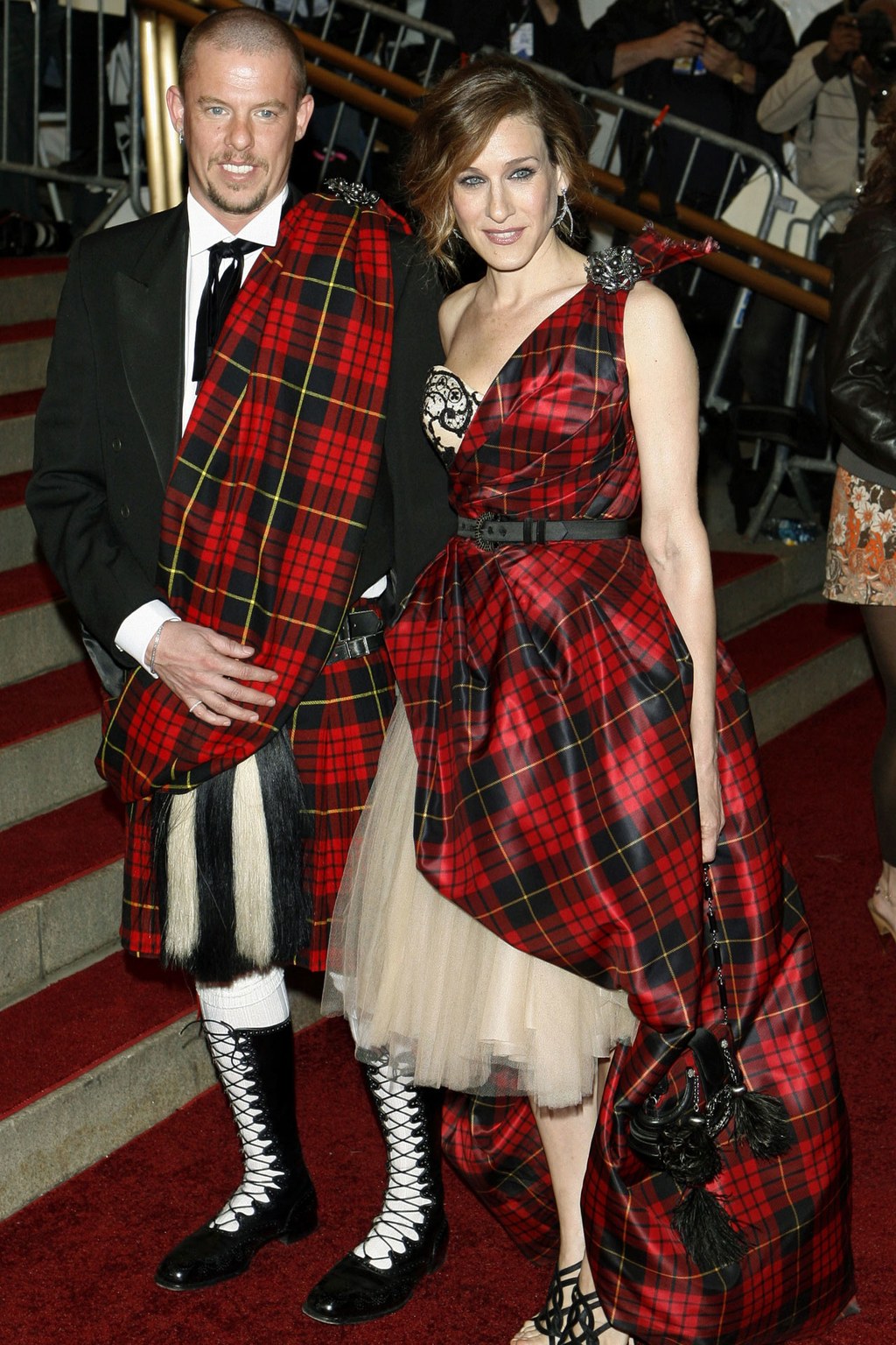 Sarah Jessica parker và NTK Alexander McQueen trên thảm đỏ Met Gala 2006