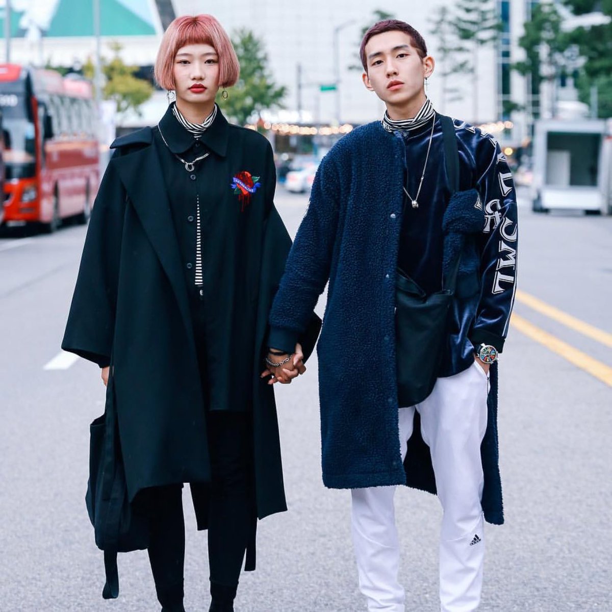 cách phối đồ đôi của hai fashionista trên đường phố Seoul 2