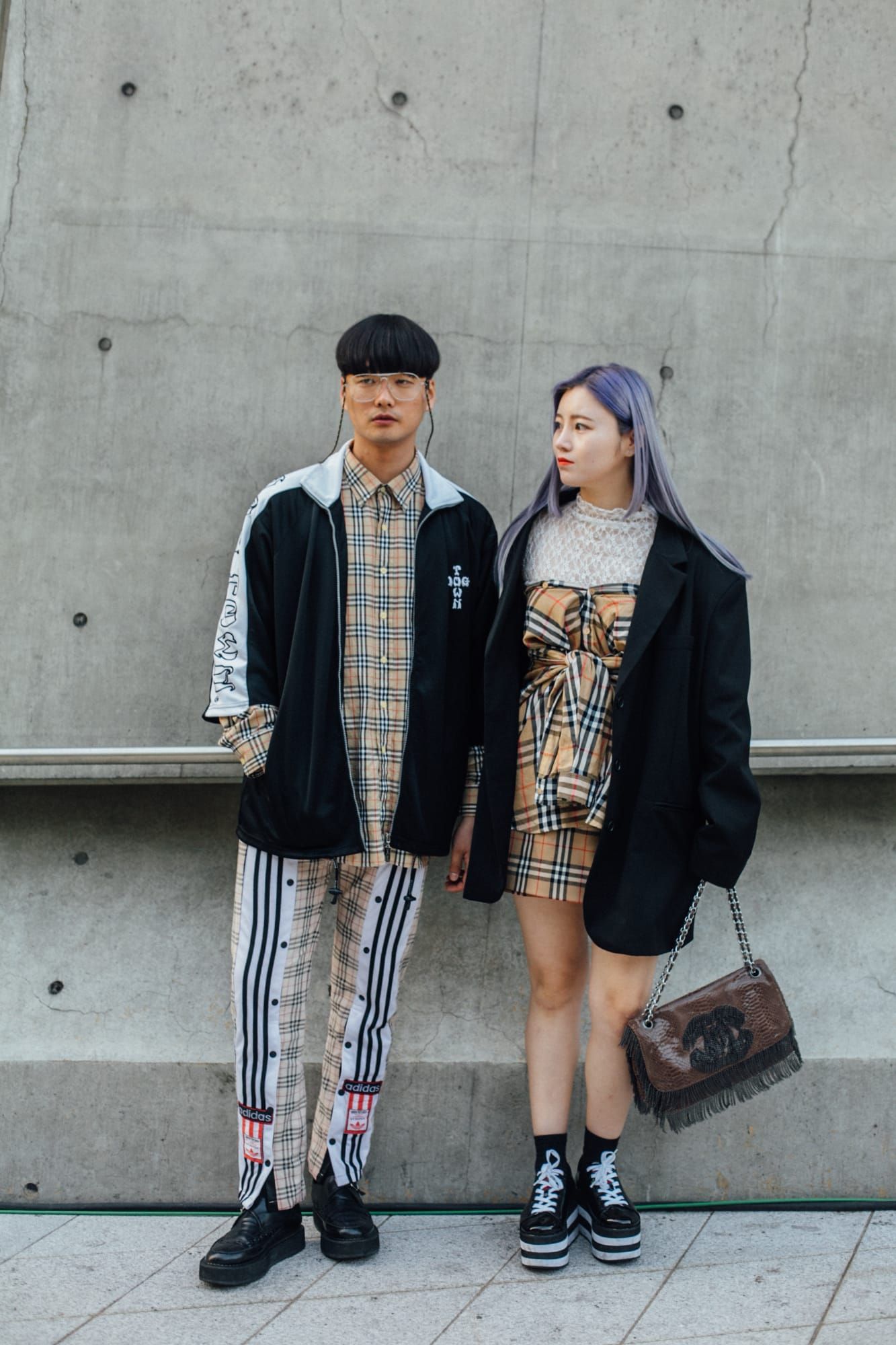 cách phối đồ đôi của hai fashionista trên đường phố Seoul