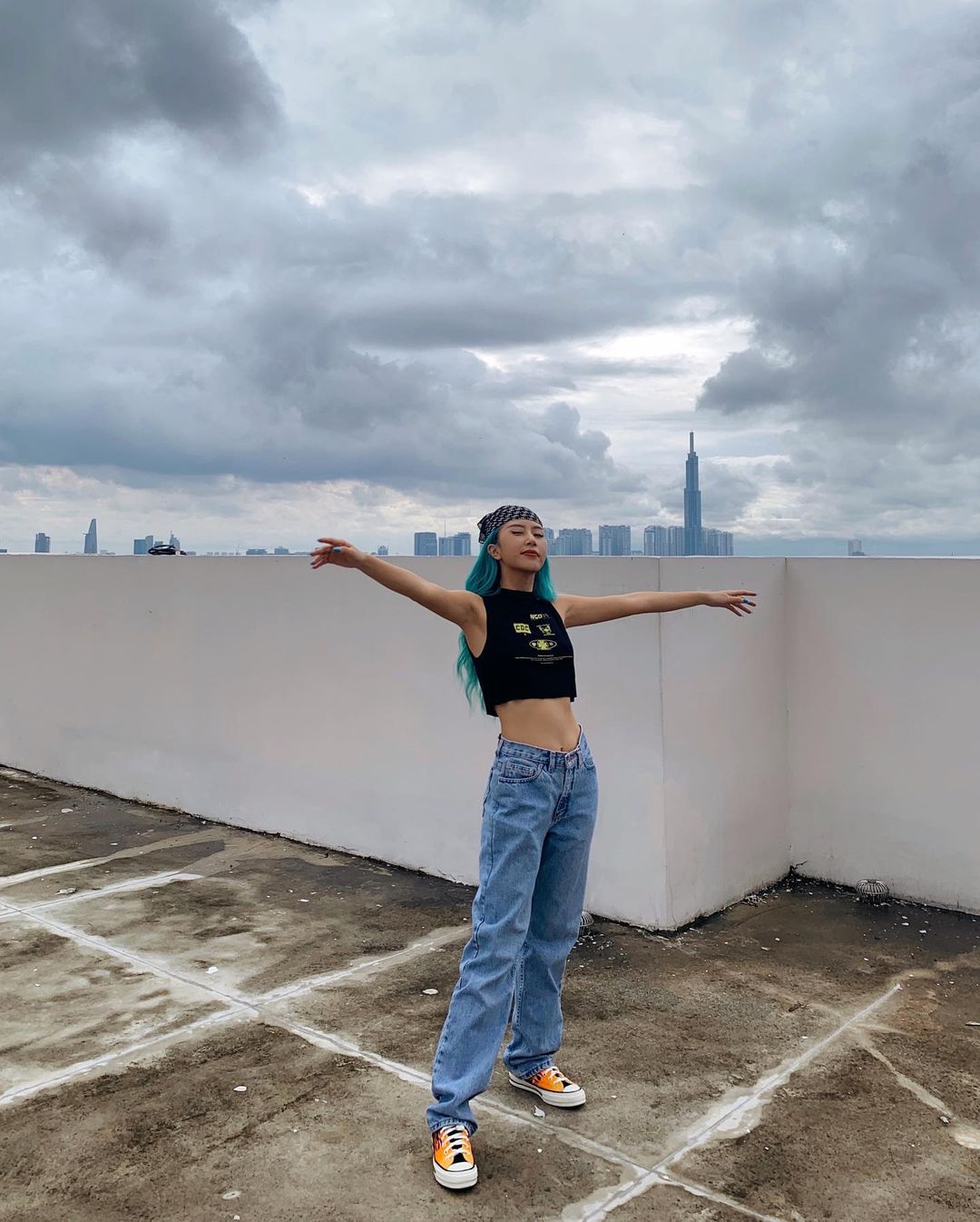 quan jeans va áo croptop nang dong