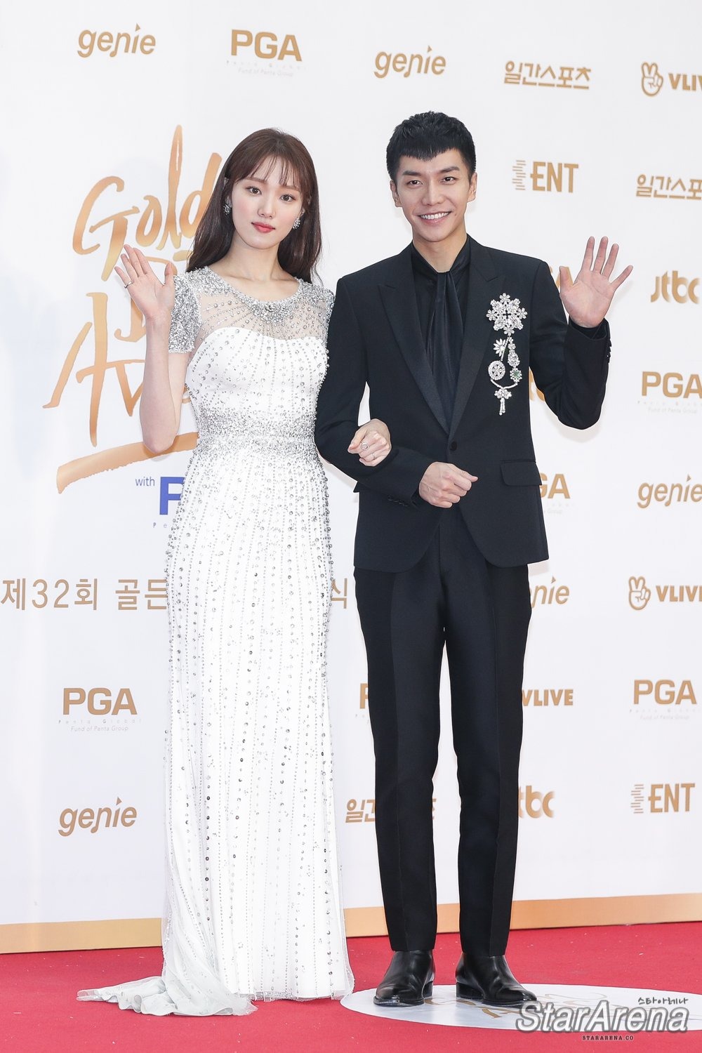 Lee Sung Kyung trên thảm đỏ với trang phục dạ hội màu trắng kết cườm
