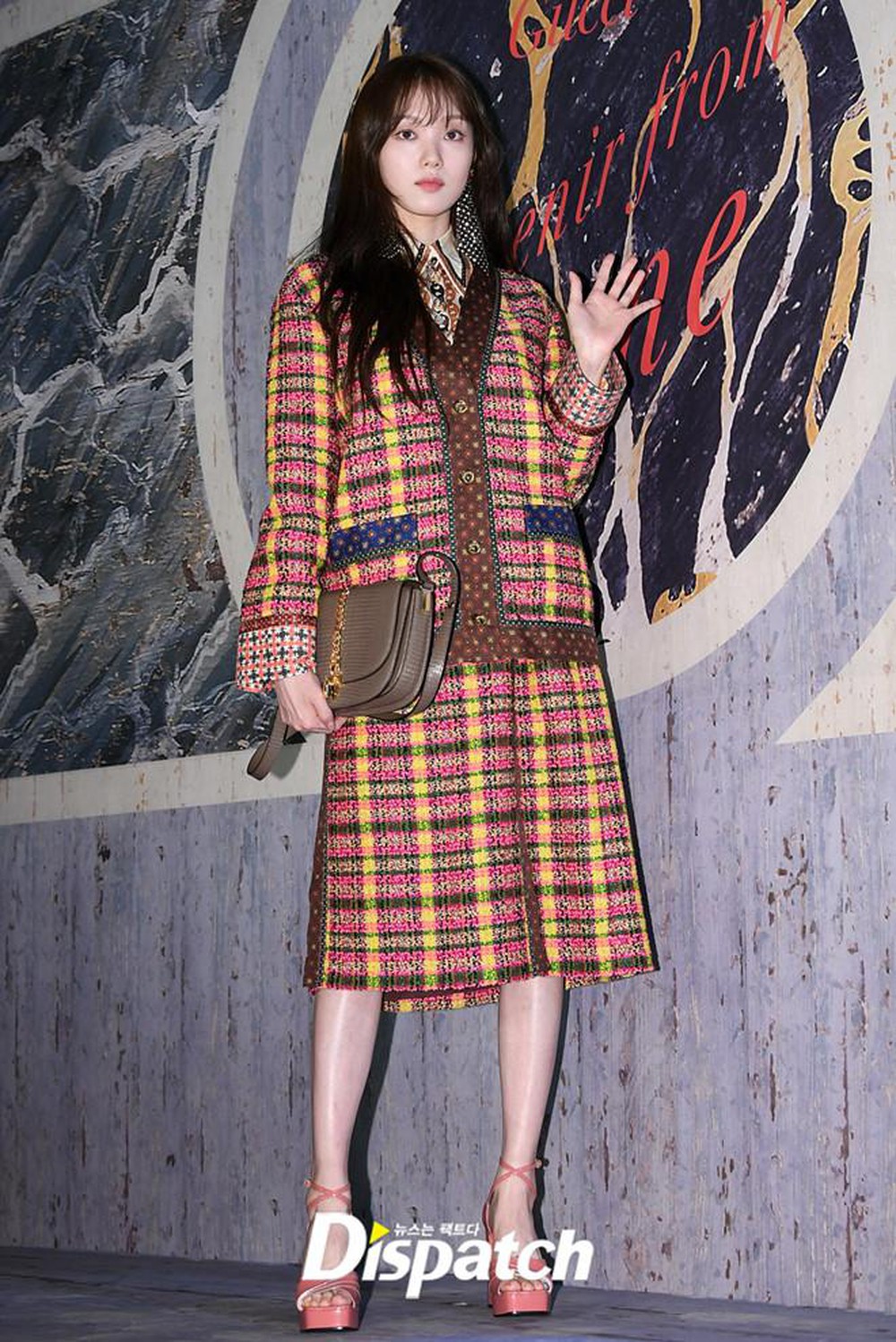 Lee Sung-Kyung mặc trang phục preppy kết hợp nhiều họa tiết bắt mắt