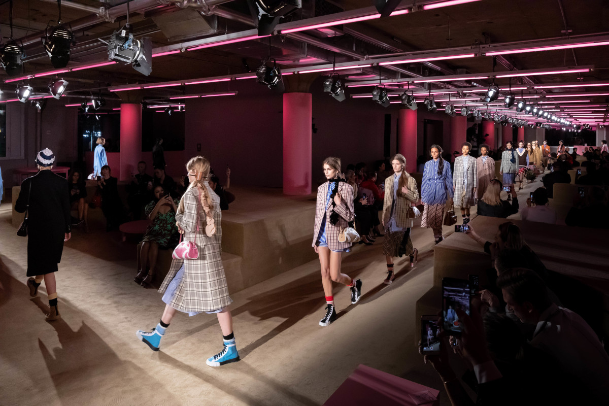 Hình ảnh từ sàn diễn Resort 2020 của Prada 