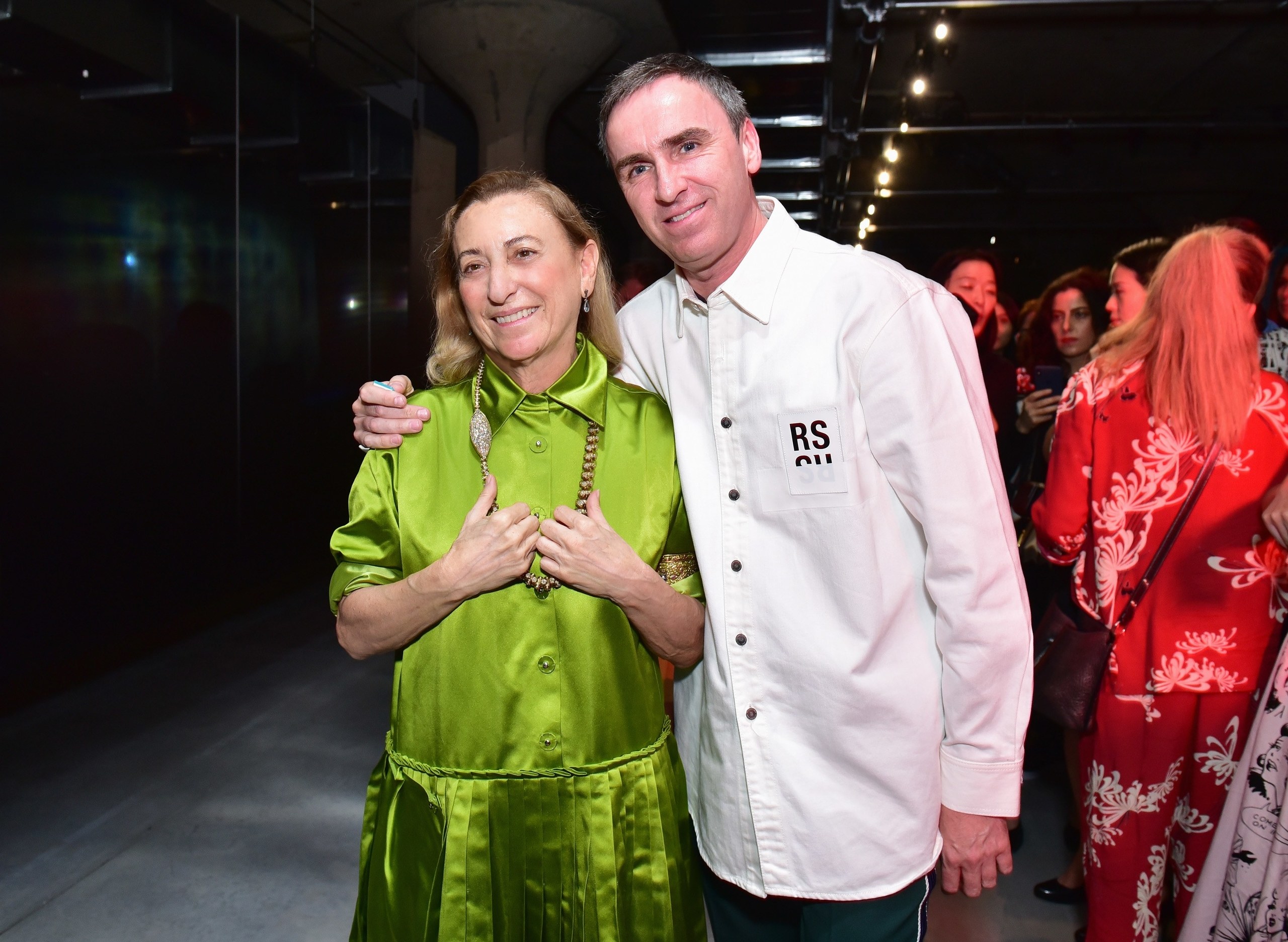 Miuccia Prada chụp ảnh bên cạnh Raf Simons 