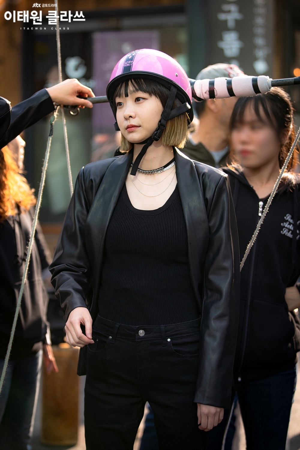 Nữ chính Jo Yi Seo của Itaewon Class cá tính với áo khoác da