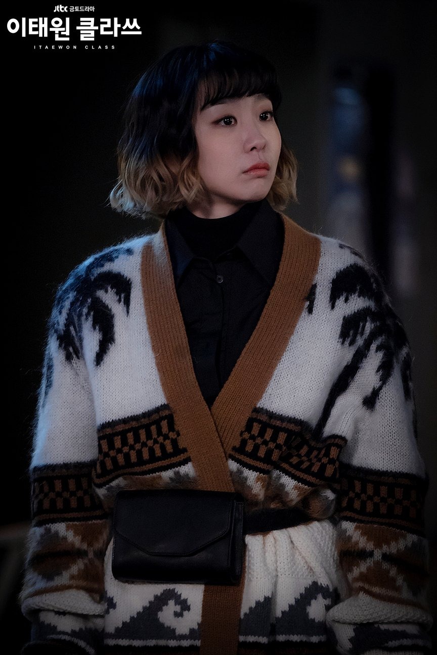Áo len in họa tiết được nữ chính Jo Yi Seo diện trong Itaewon Class