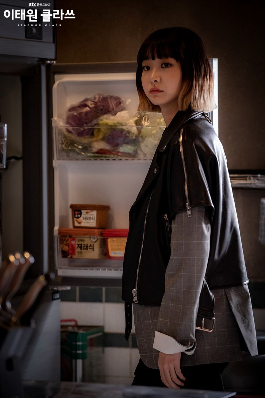 Nữ chính Jo Yi Seo của Itaewon Class cá tính với áo khoác da ngắn tay