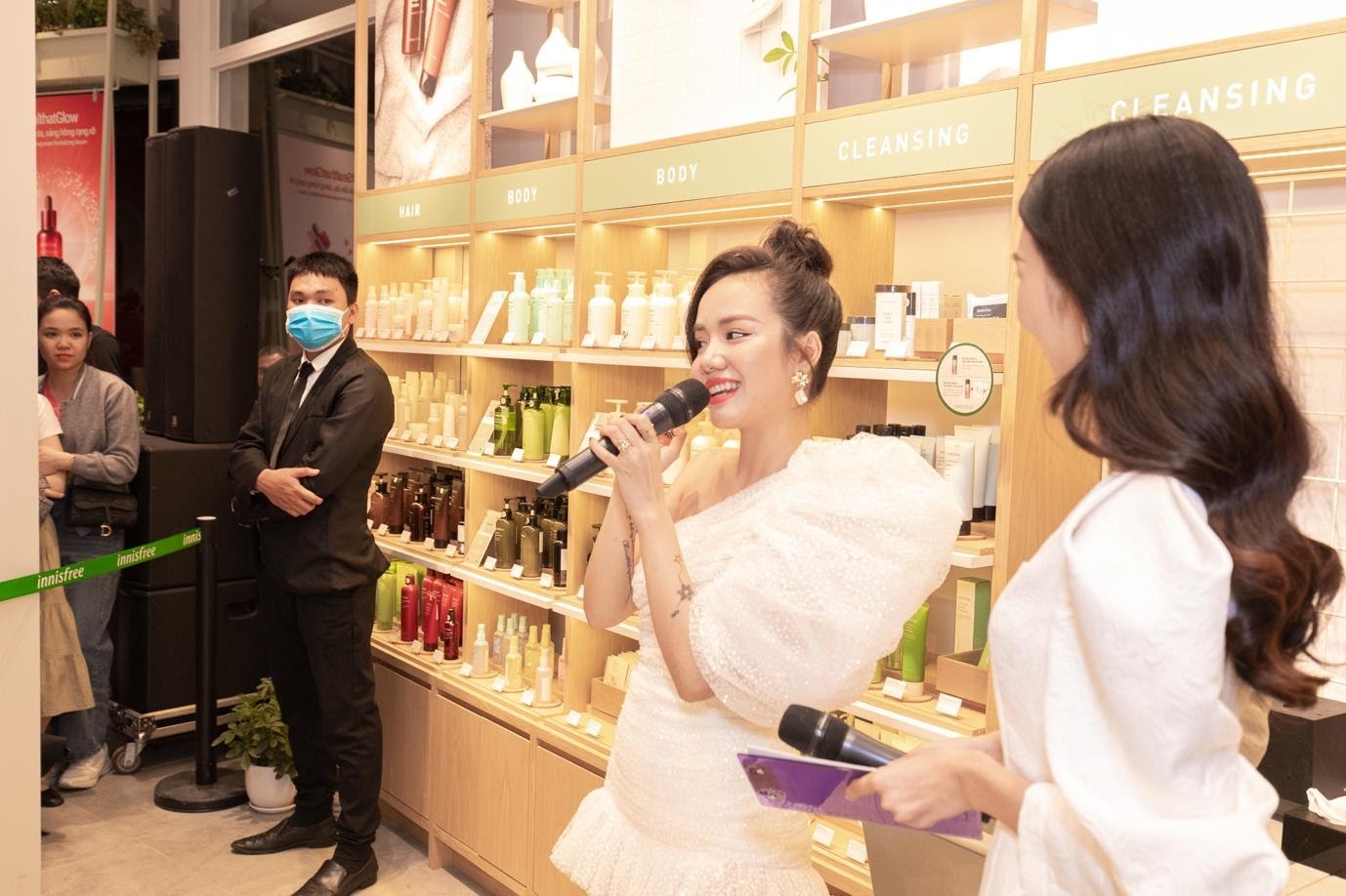 Ca sĩ Phương Ly trong ngày khai trương cửa hàng Innisfree.