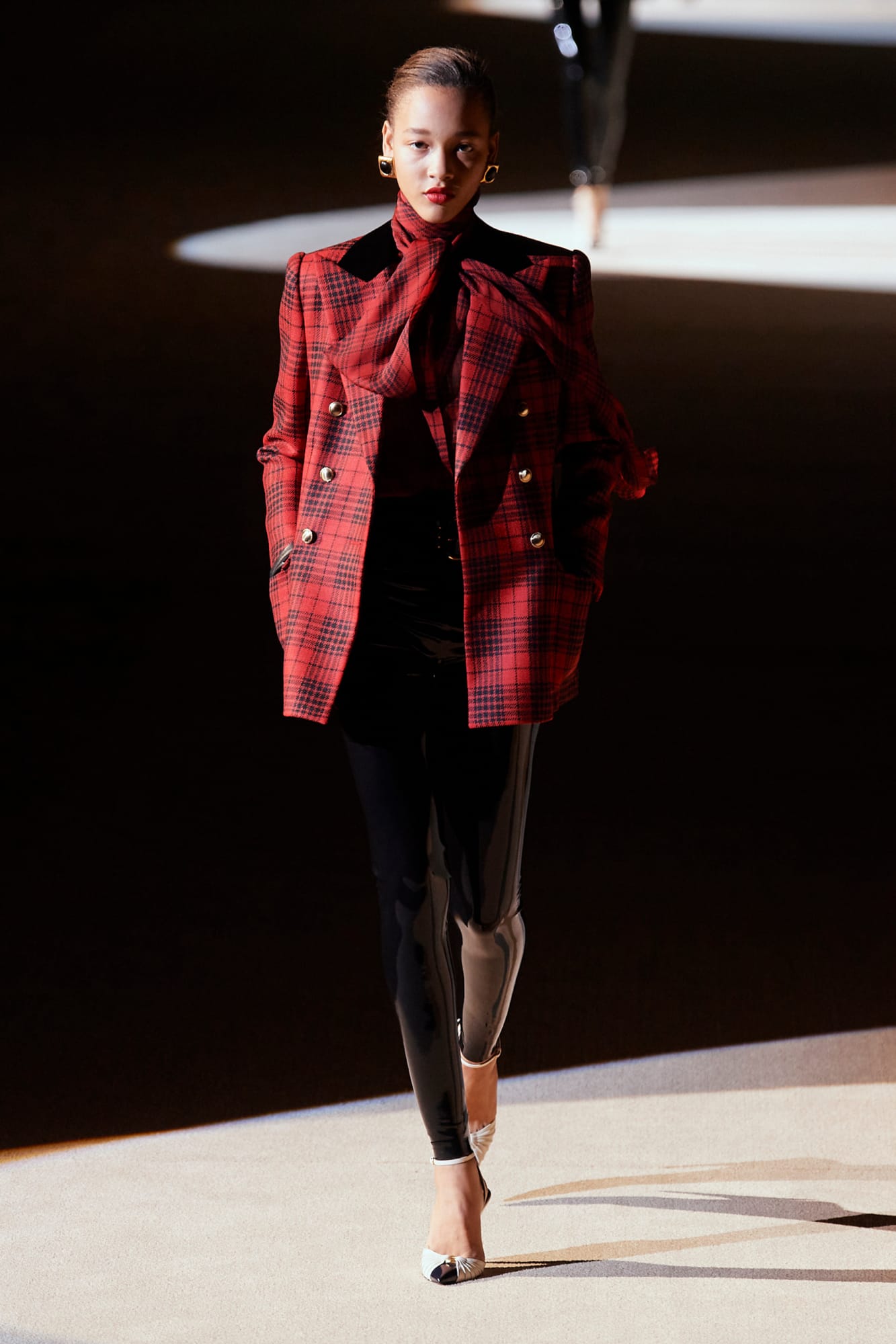 bst saint laurent thu đông 2020 look 1