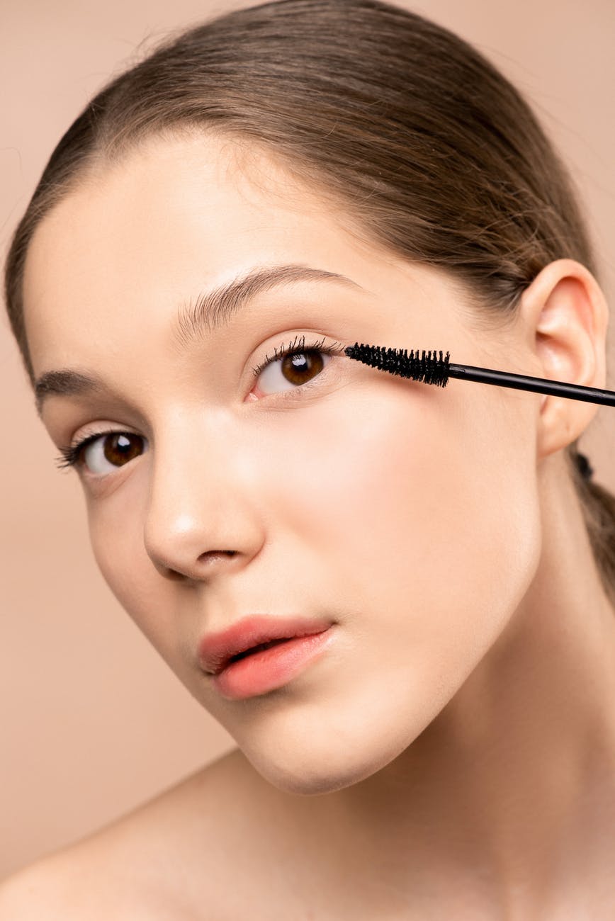 Trắc nghiệm-Cô gái chuốt mascara.