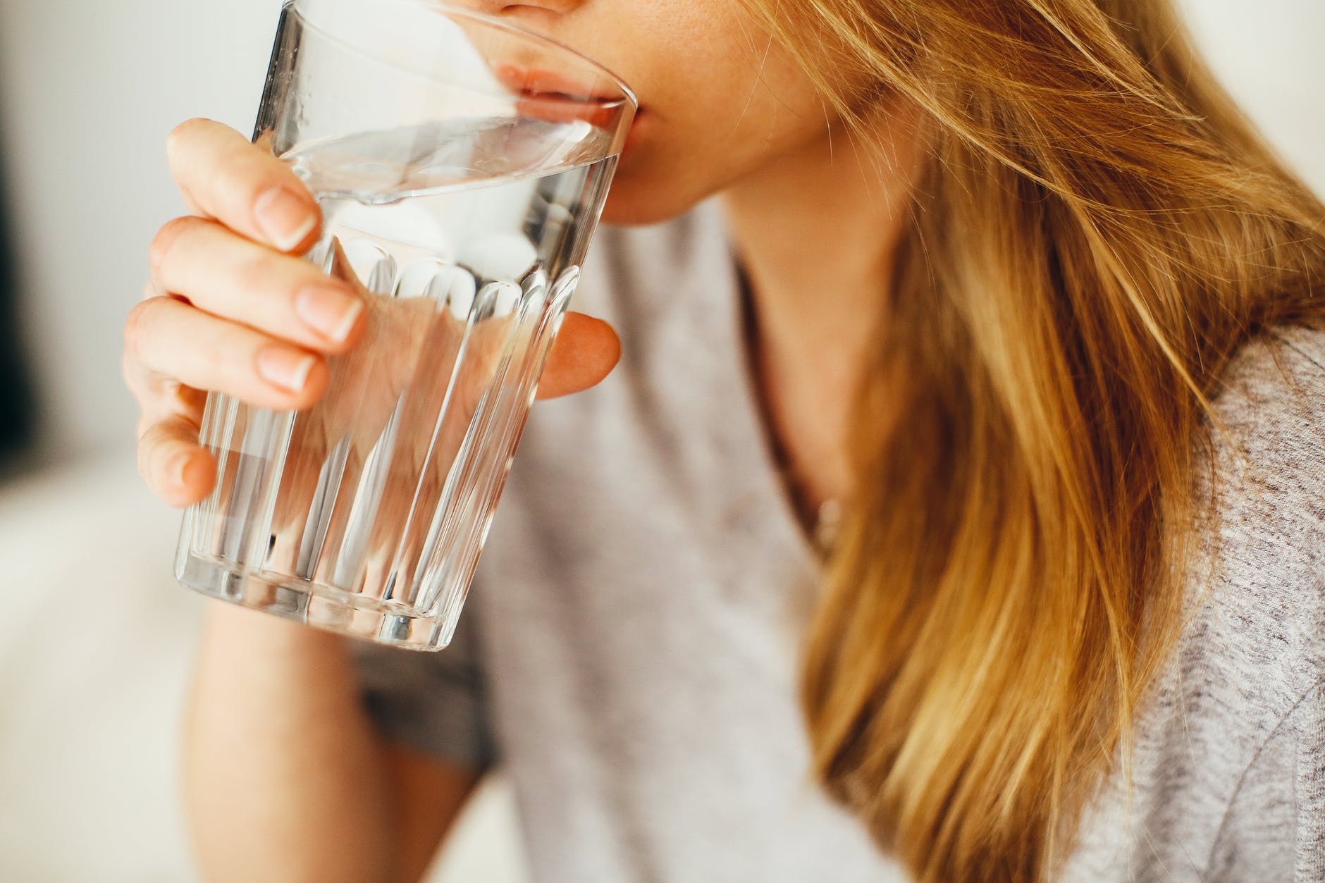 đừng uống nhiều nước trong bữa ăn
