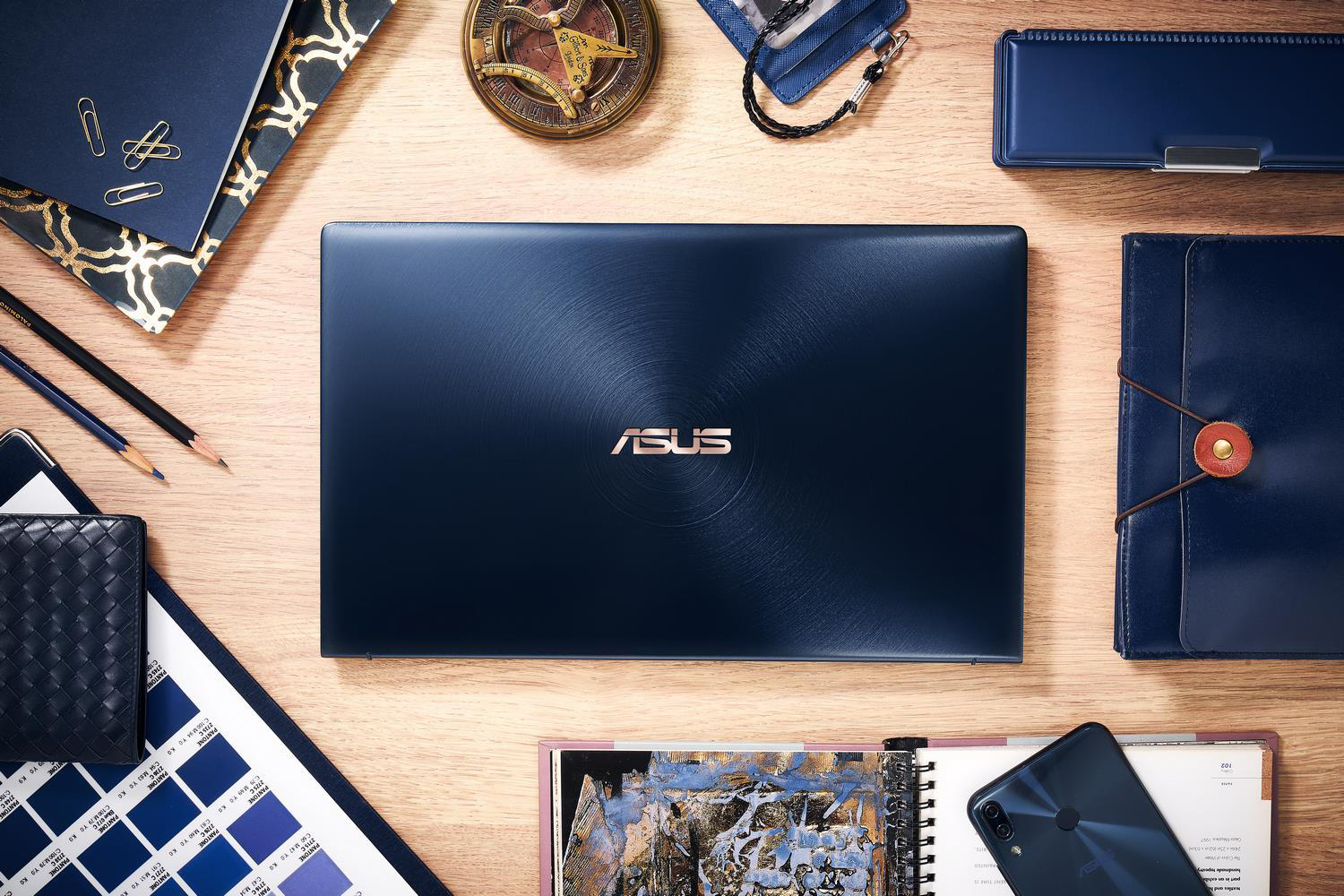 laptop ASUS ZenBook phụ nữ