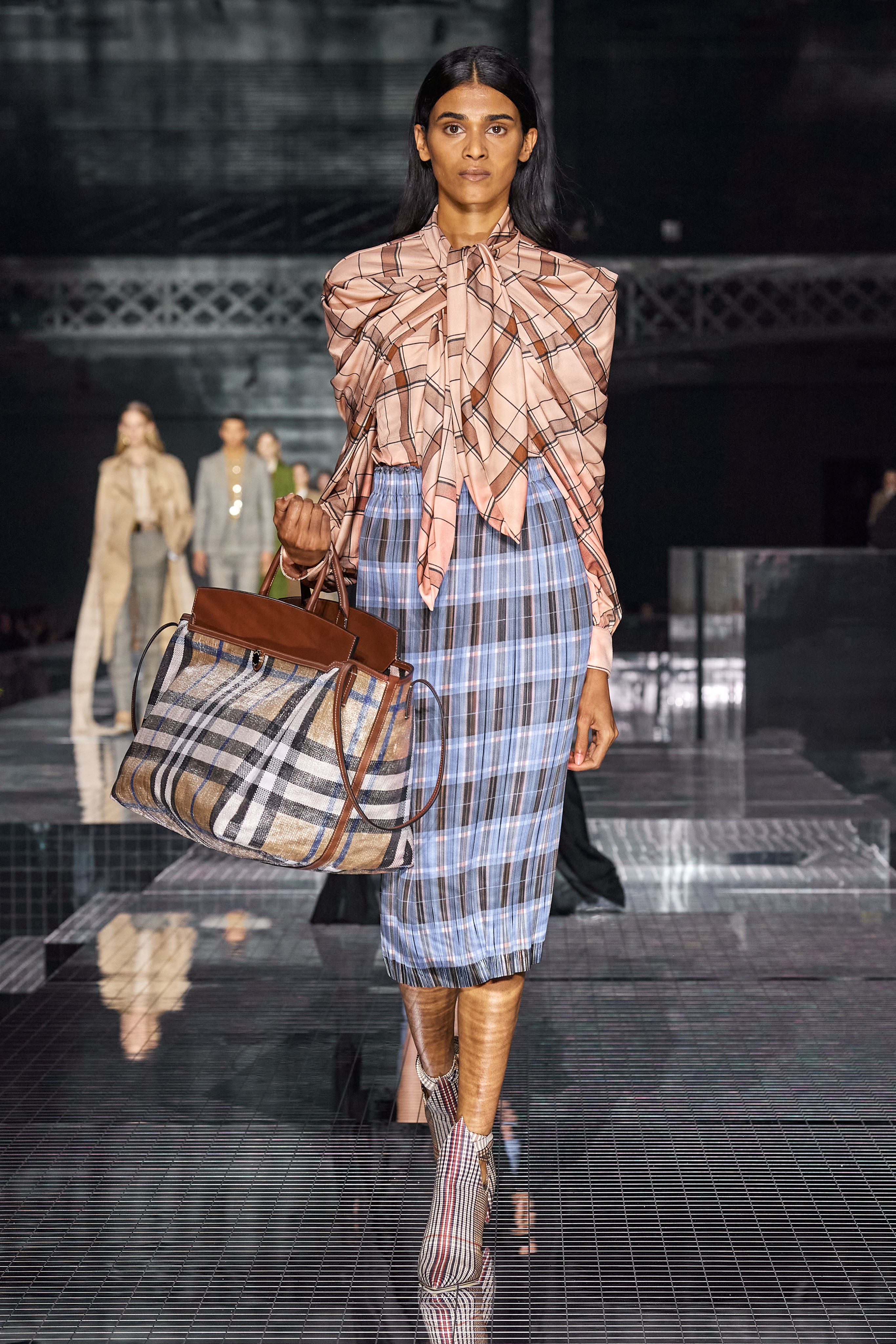 Thiết kế họa tiết kẻ ô trong BST Burberry Thu - Đông 2020