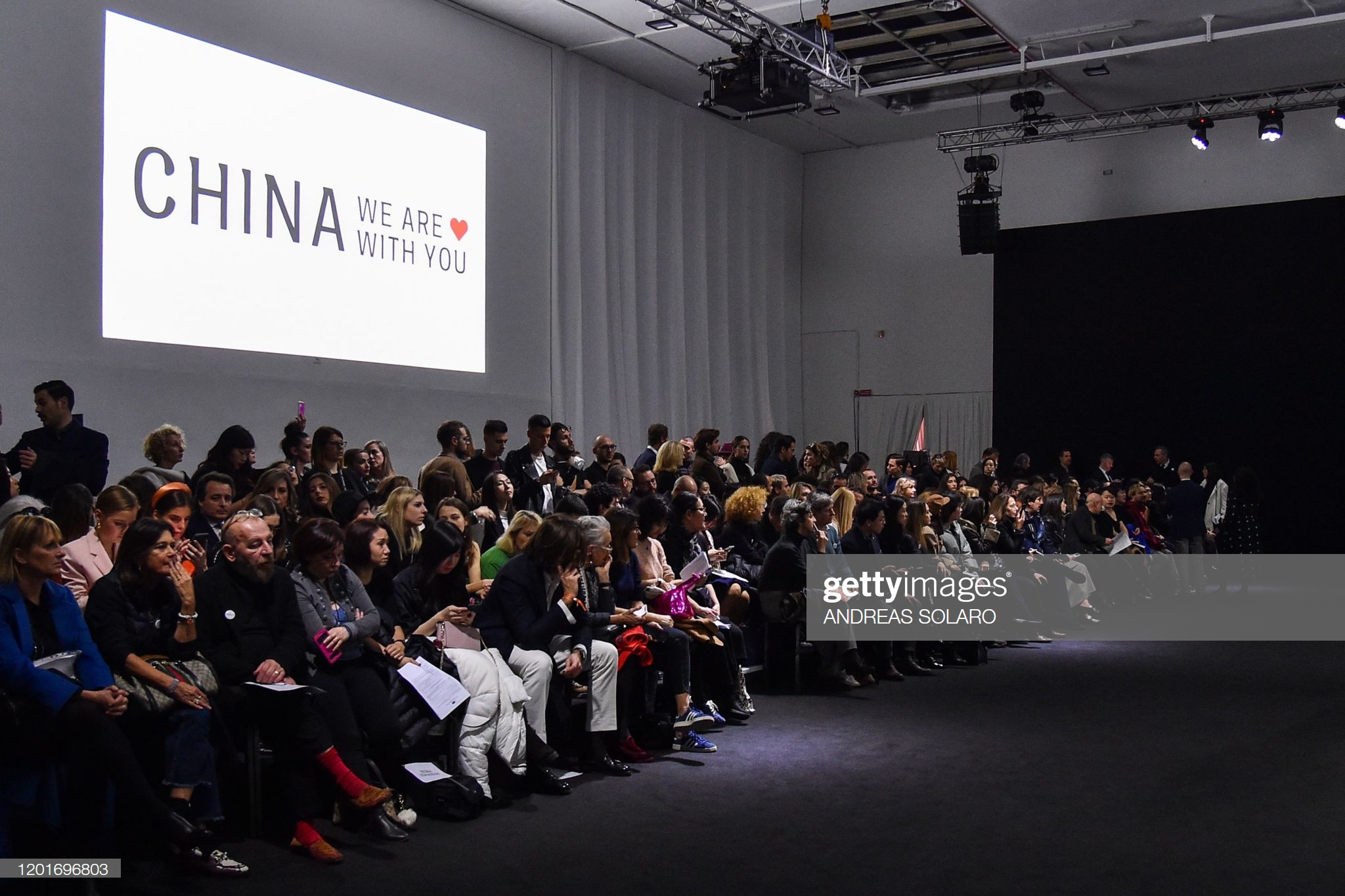 Buổi trình diễn thời trang mang tên "China, We are with you" của NTK Han Wen tại tuần lễ thời trang Milan