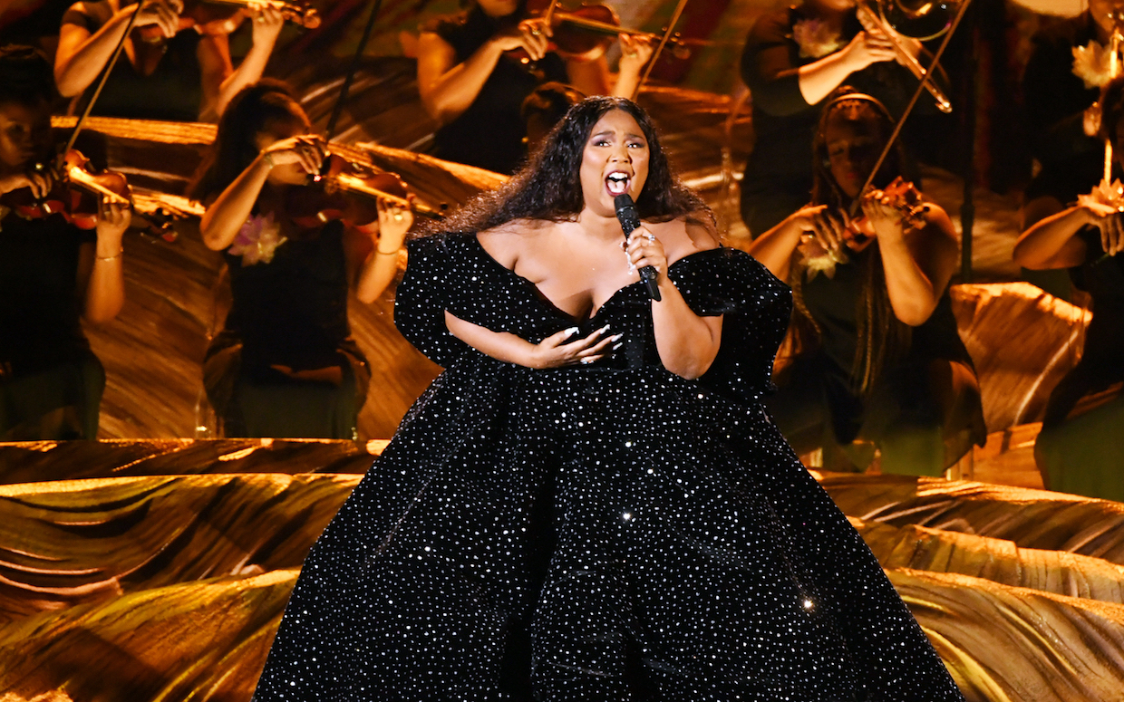 Hình ảnh Lizzo biểu diễn tại lễ trao giải Grammy 2020