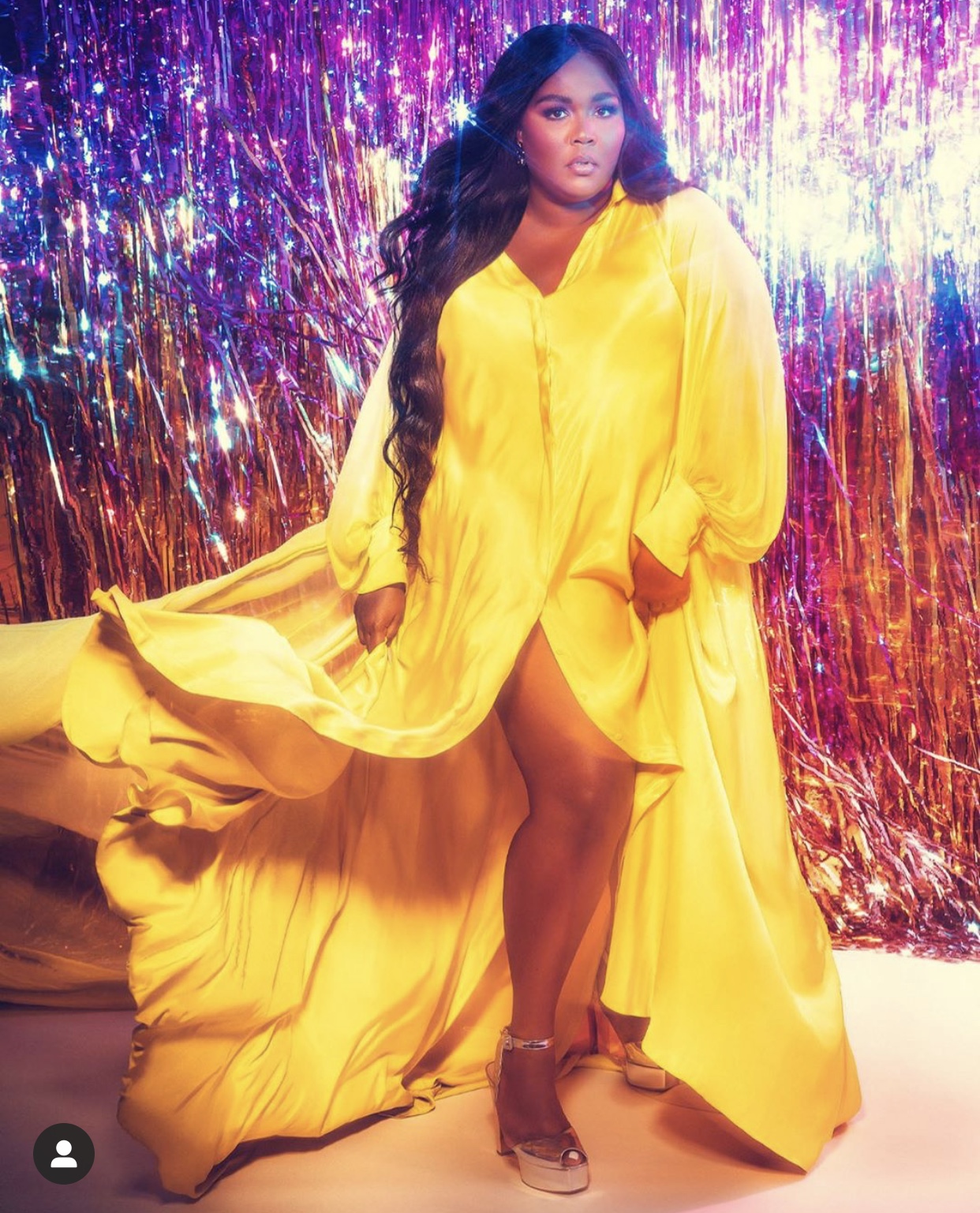 Nữ rapper Lizzo xuất hiện đầy ấn tượng trên bìa tạp chí Glamour trong thiết kế đầm của Nhà thiết kế Công Trí
