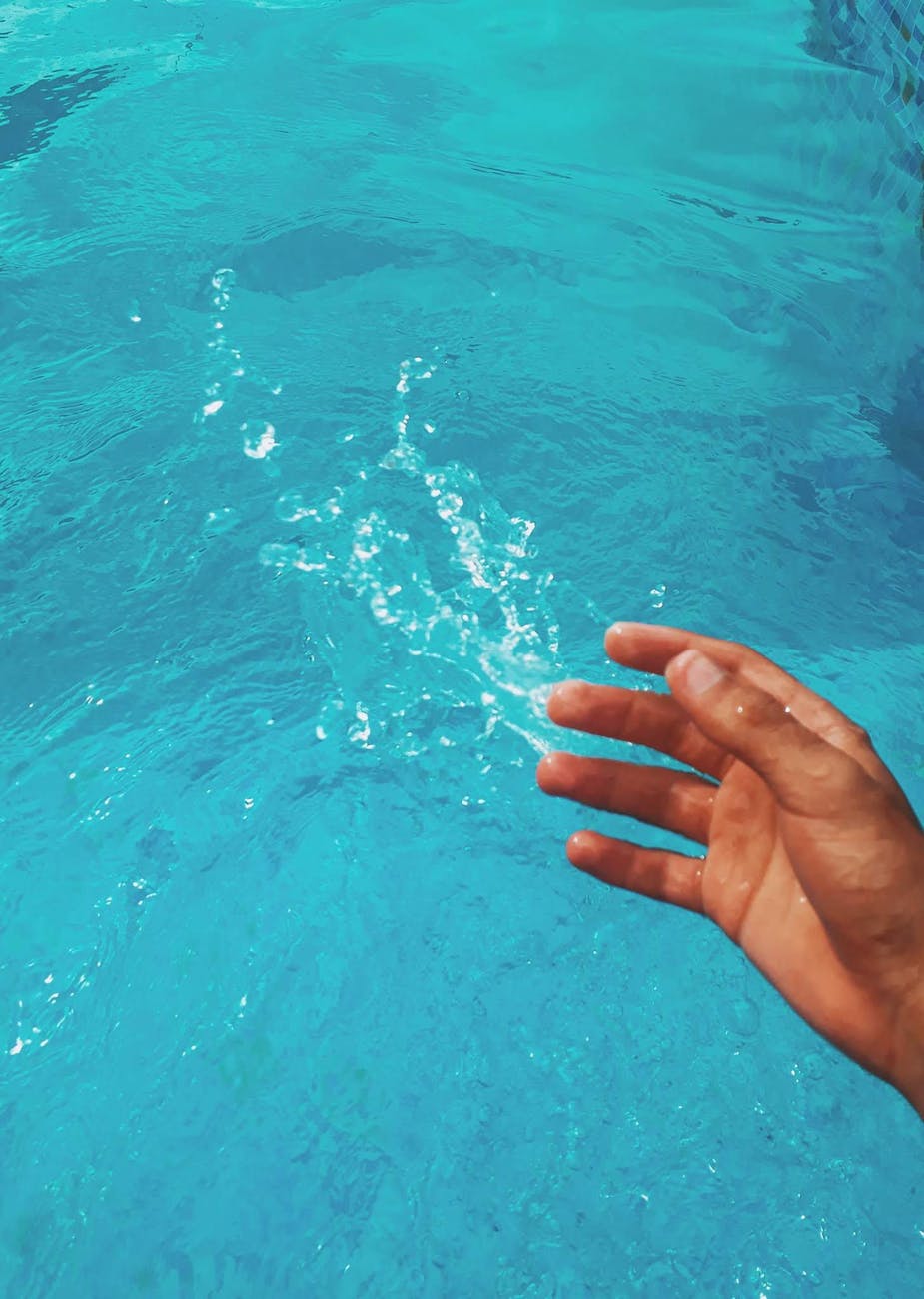 Corona-Bàn tay và mặt nước xanh.