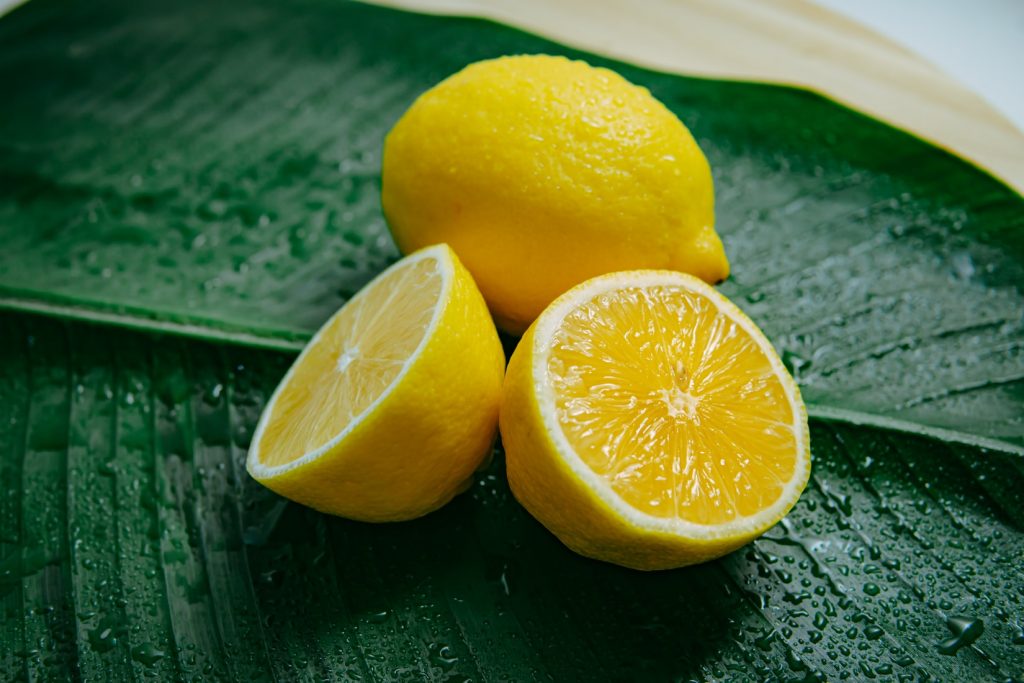 Bí quyết trị mụn lưng đơn giản nhờ vào chanh.