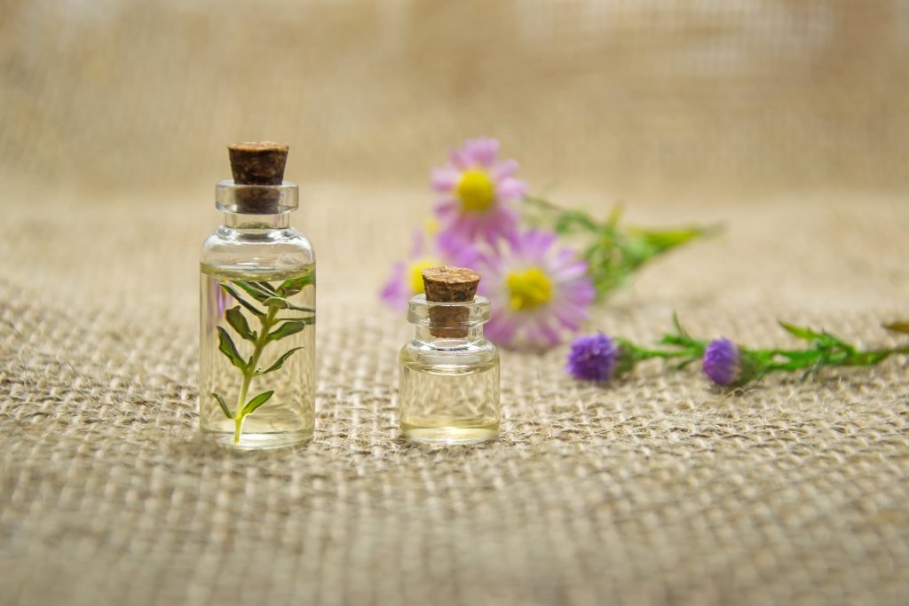 Tinh dầu trà cũng là cách trị mụn giúp mang lại làn da láng mịn.