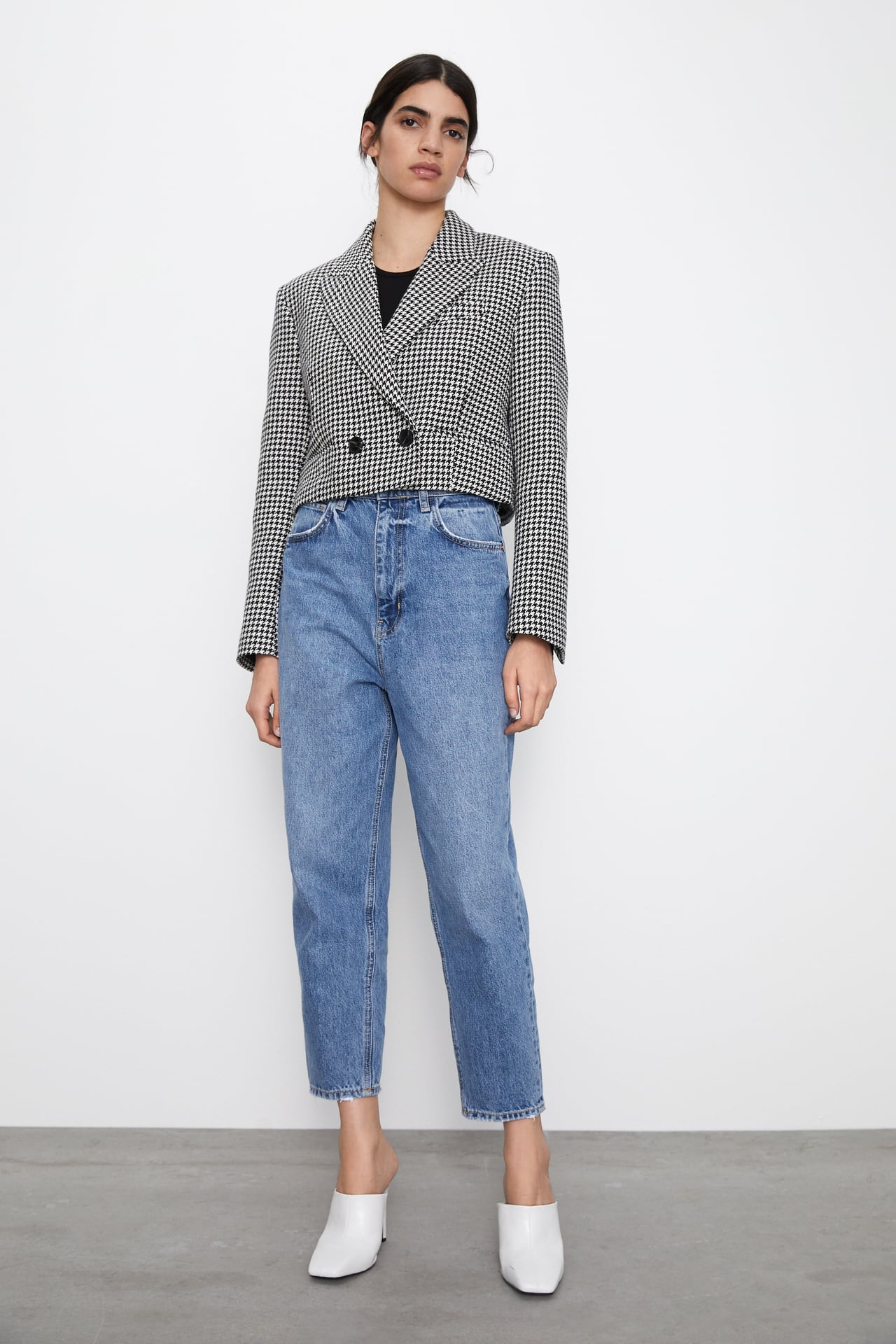 Áo blazer lửng kẻ ô của ZARA