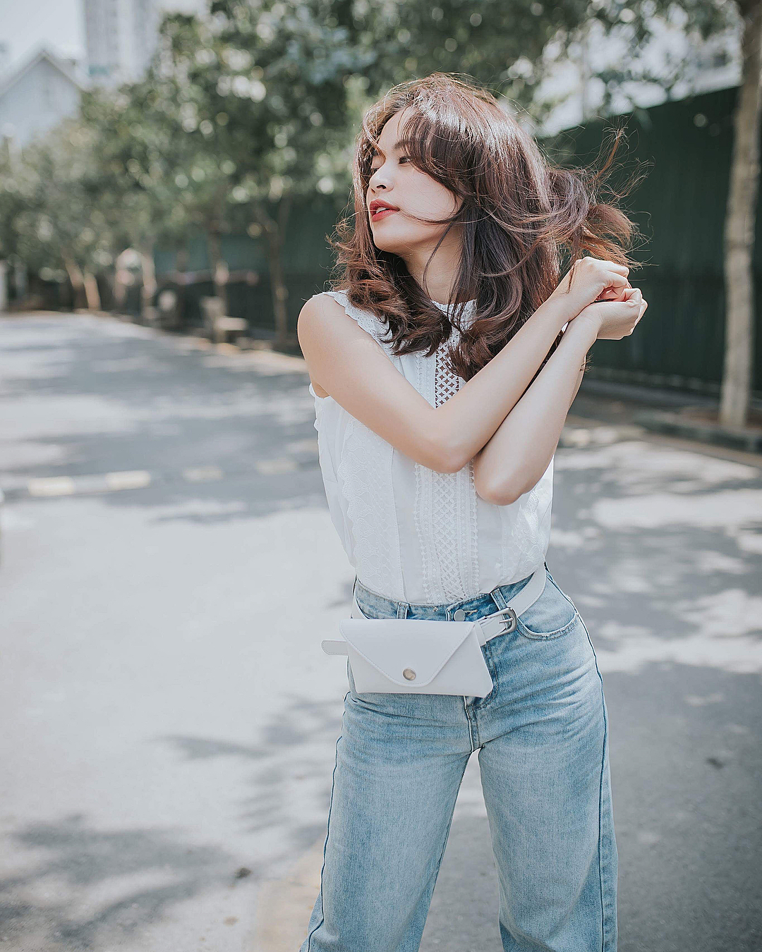 tank top trắng ren quần jeans hoàng thùy linh