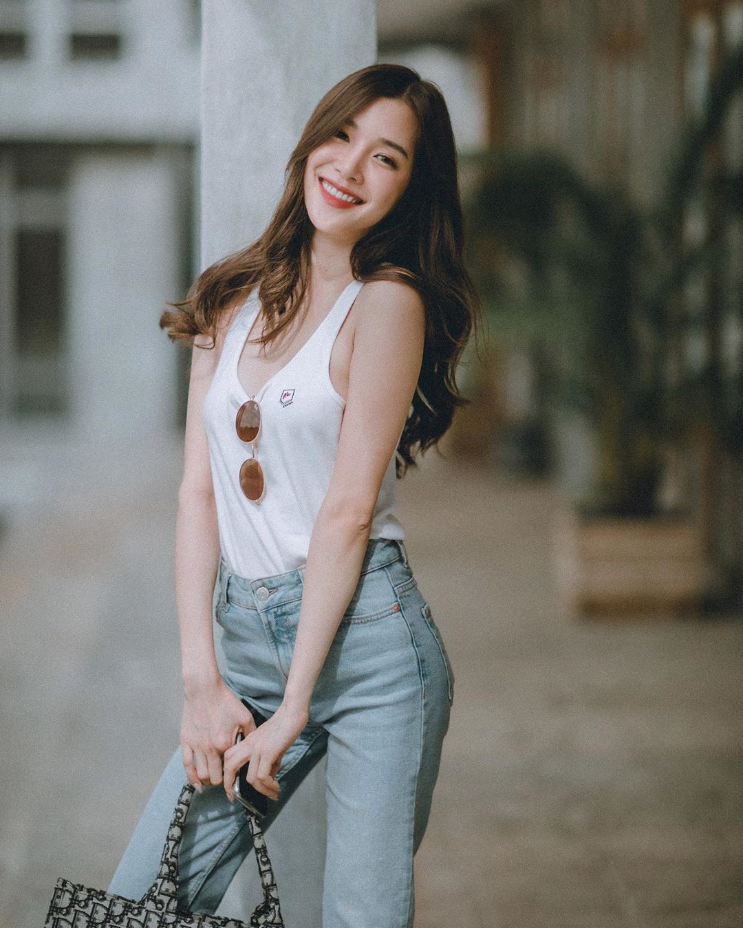 áo tank top trắng quần jeans