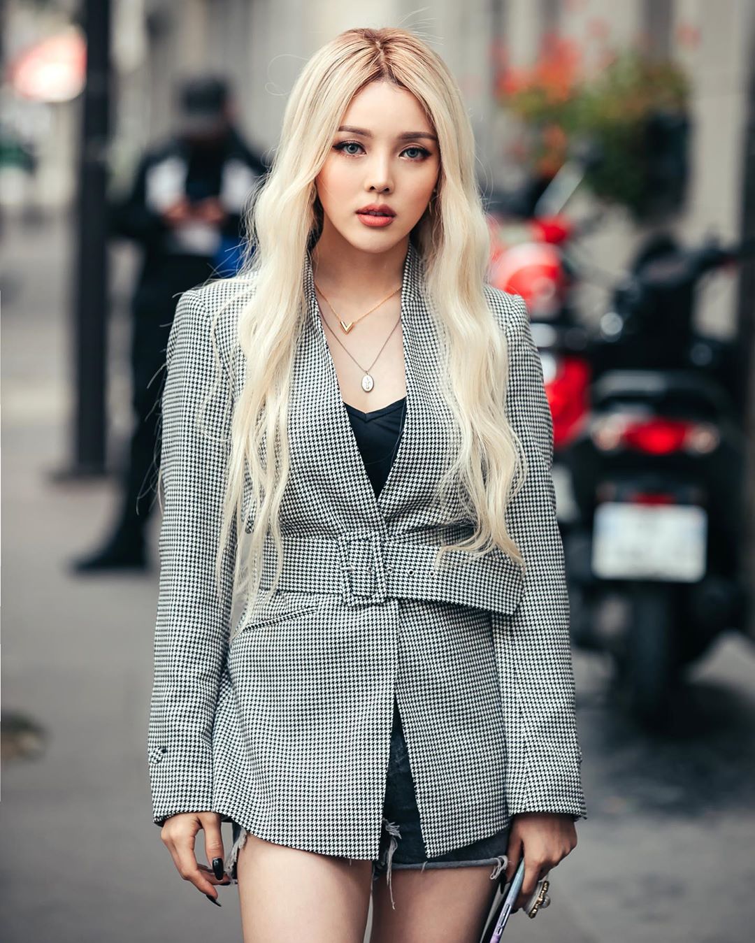 Street style cá tính của "phù thủy trang điểm" Pony với blazer kẻ và dây chuyền layer