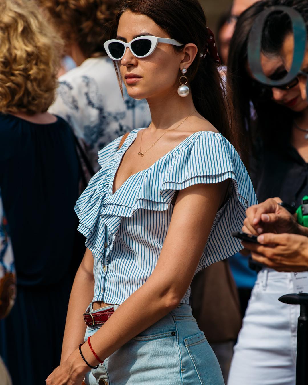 Street style mùa hè với áo kẻ sọc cổ chữ V, quần jean, kính mát cổ điển và dây chuyền mảnh