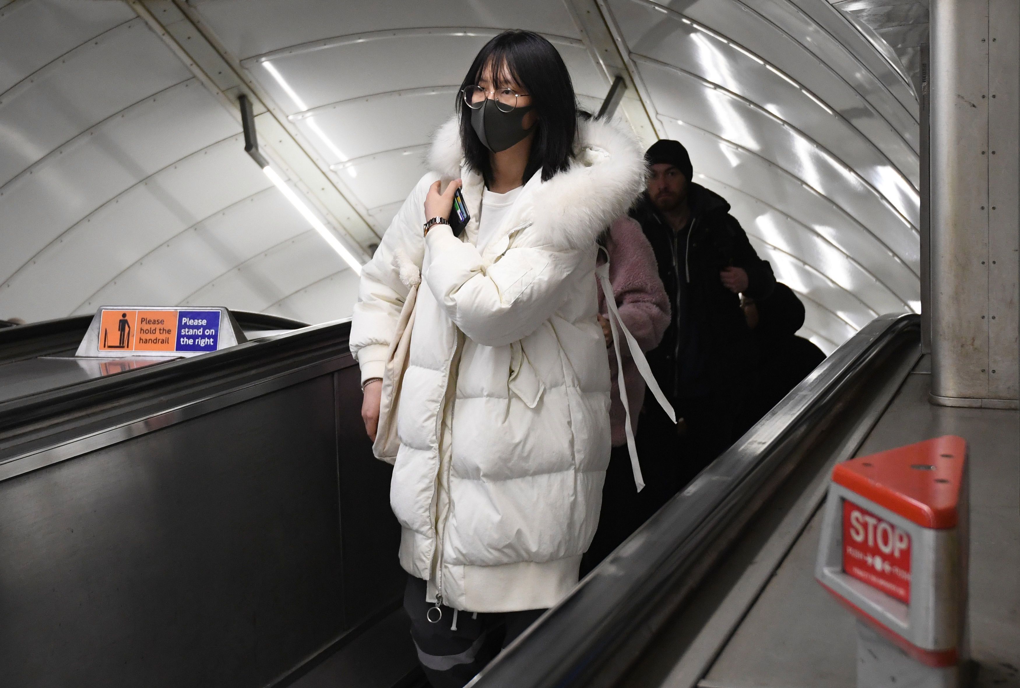 người dân London đeo khẩu trang trong tàu điện ngầm