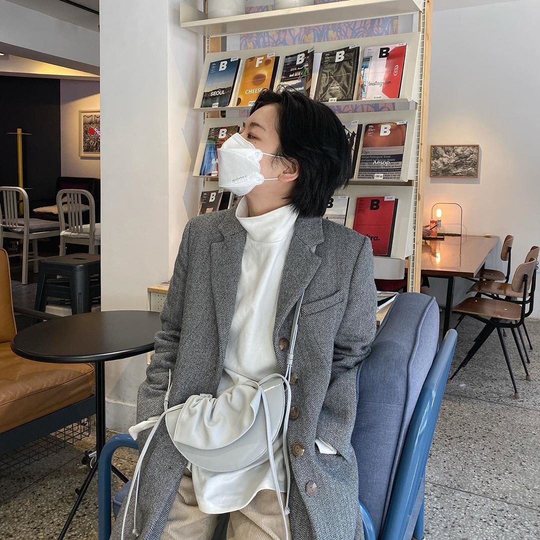 Street style đời thường màu sắc trung tính của nữ diễn viên Itaewon Class với áo blazer, áo thun cổ lọ và túi đeo chéo