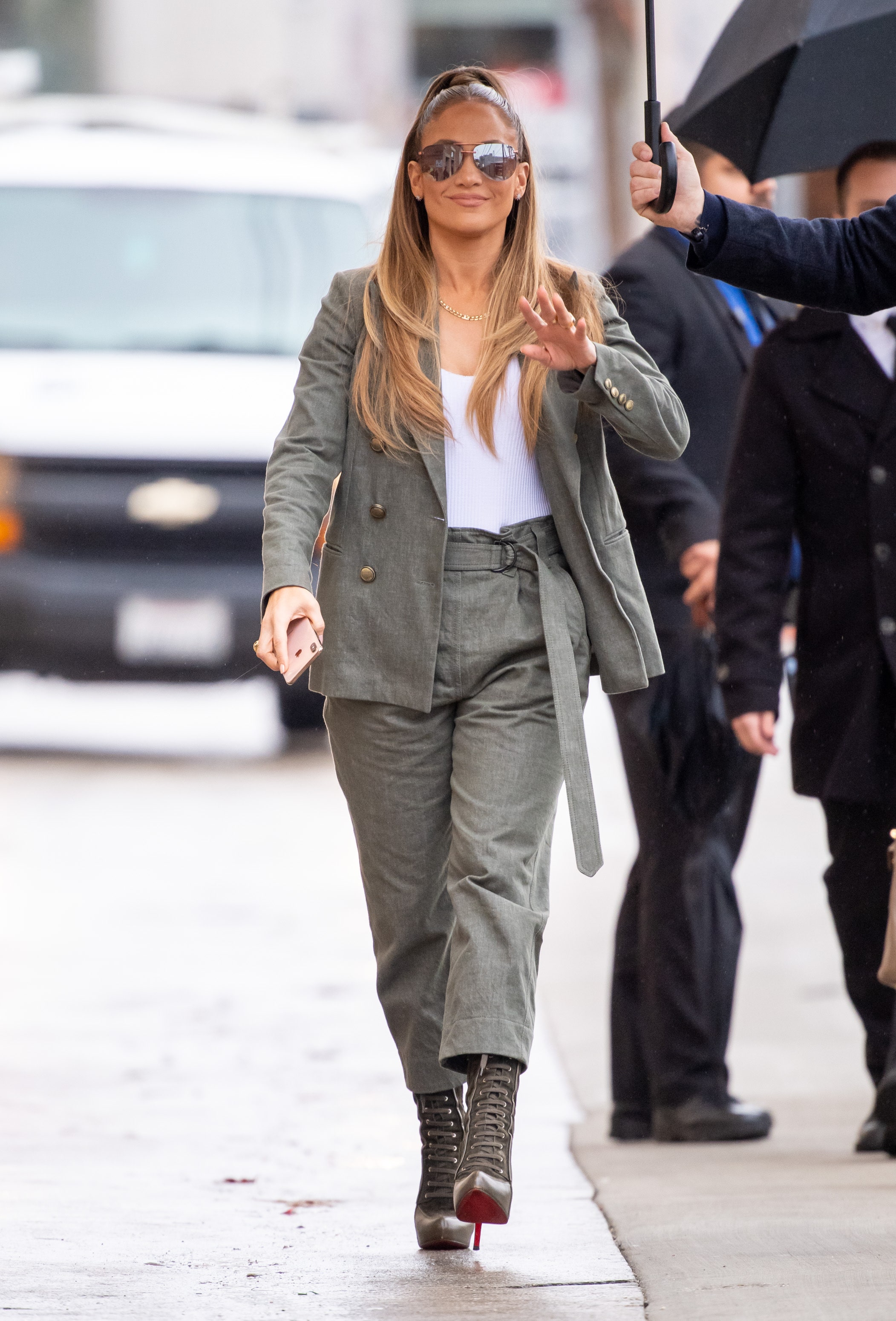 jennifer lopez street style áo blazer bộ pantsuit xám