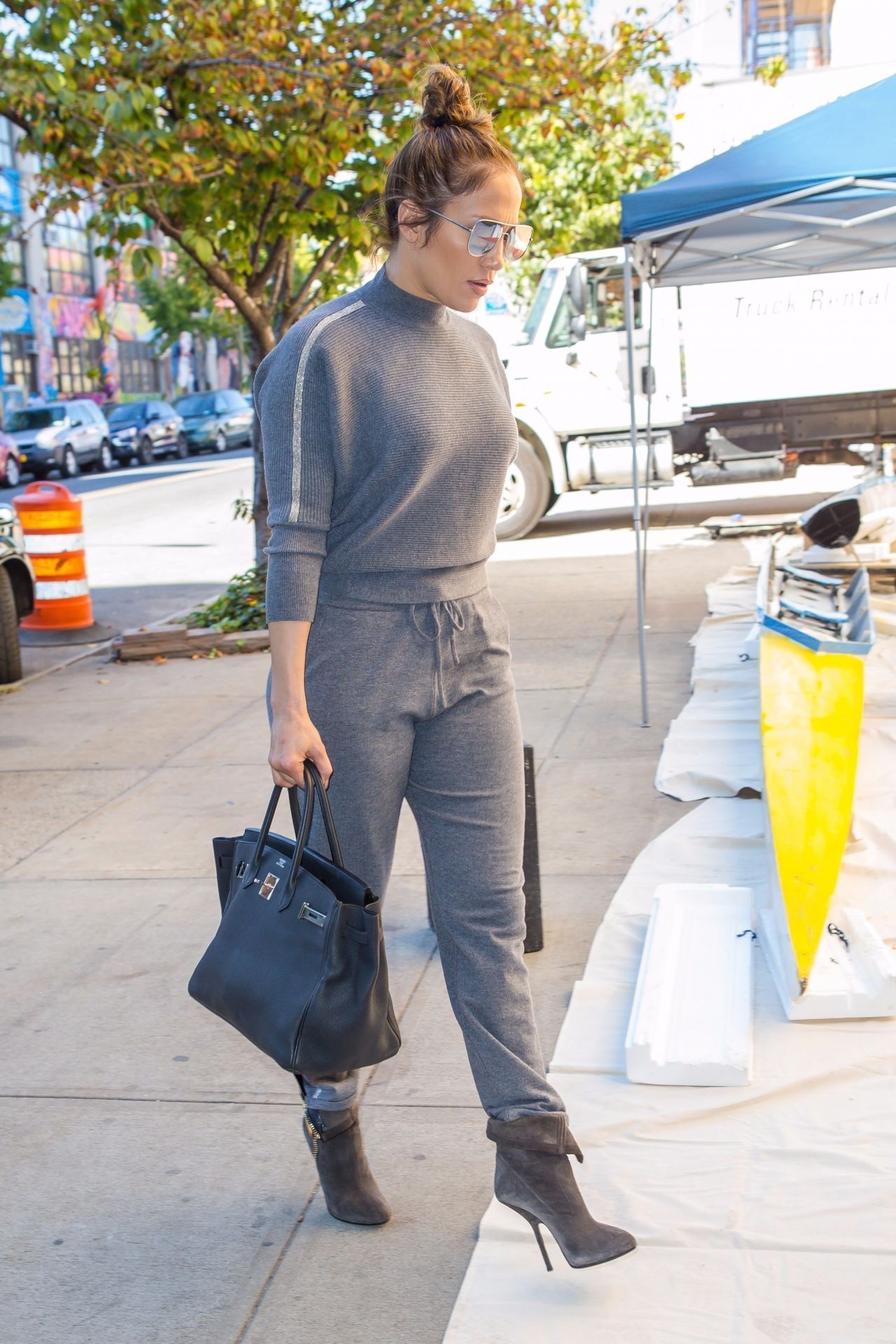 jennifer lopez street style bộ nỉ sweatshirt xám giày cao gót túi hermes