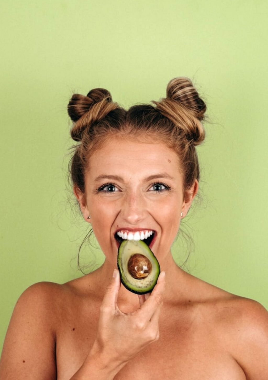 Collagen-Cô gái cầm trái bơ.