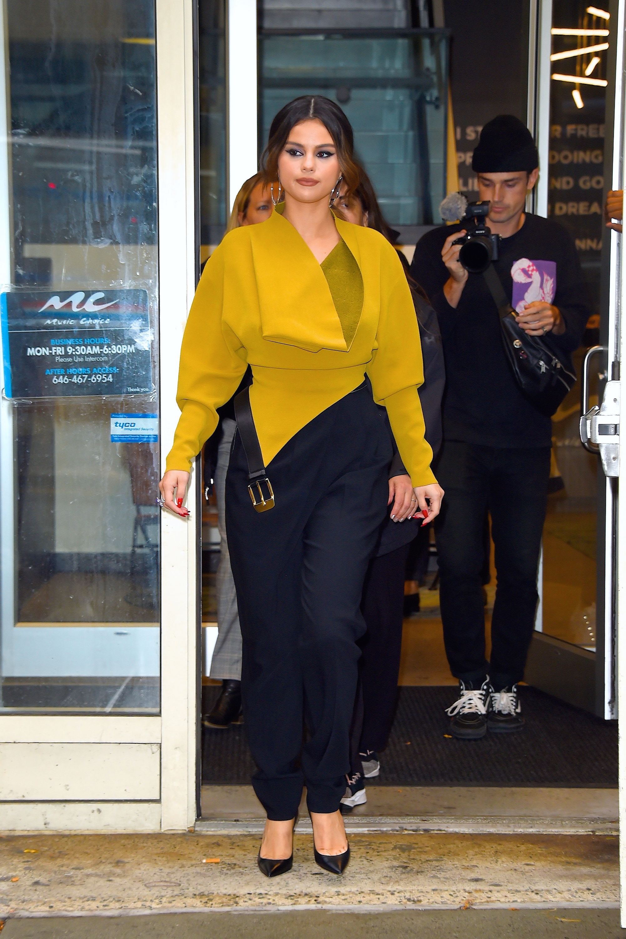 Cách mặc đẹp như Selena Gomez với áo tay phồng màu vàng và quần baggy đen