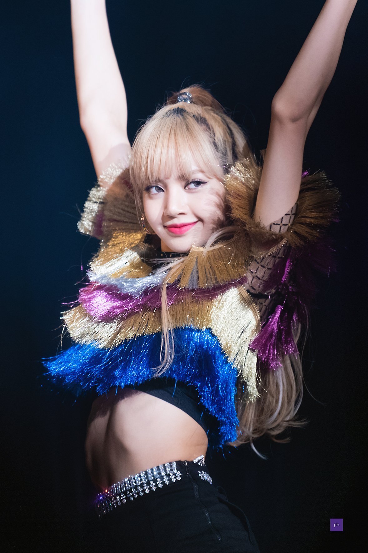 Lisa (BLACKPINK) diện áo tua rua xếp tầng trên sân khấu BLACKPINK TOUR tại Đài Loan