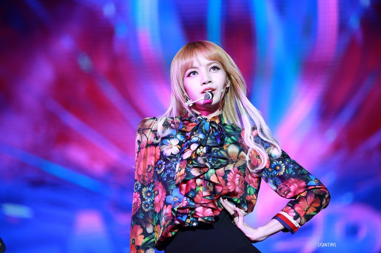 Lisa (BLACKPINK) diện áo sơ mi voan in hoa trên sân khấu Playing With Fire