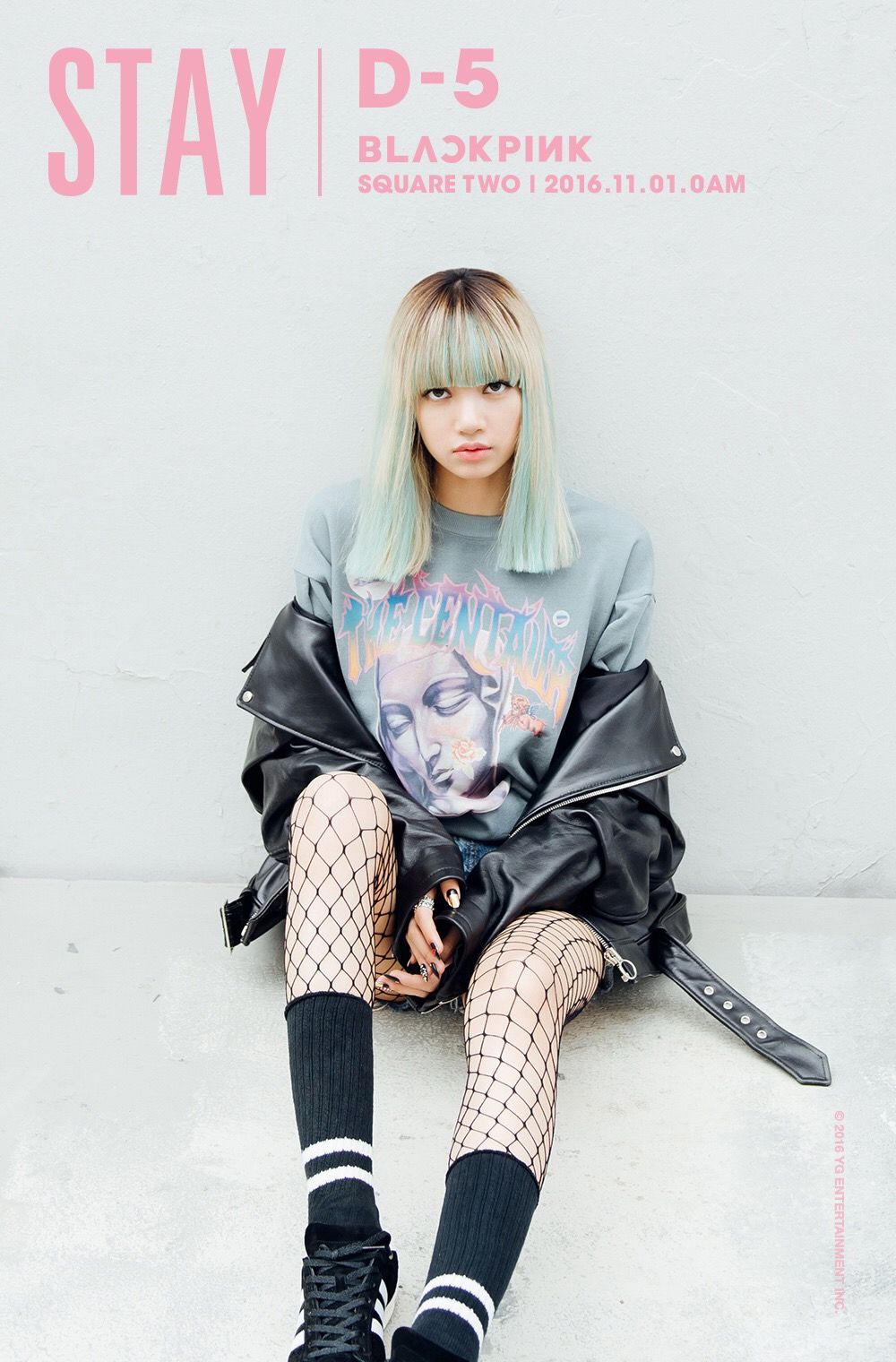 Lisa (BLACKPINK) mặc áo thun, áo khoác da, quần shorts, tất lưới và giày sneakers trong MV Stay